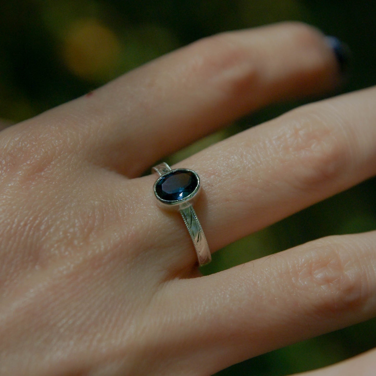 Bague en argent gravée avec topaze bleue Londres 55FR
