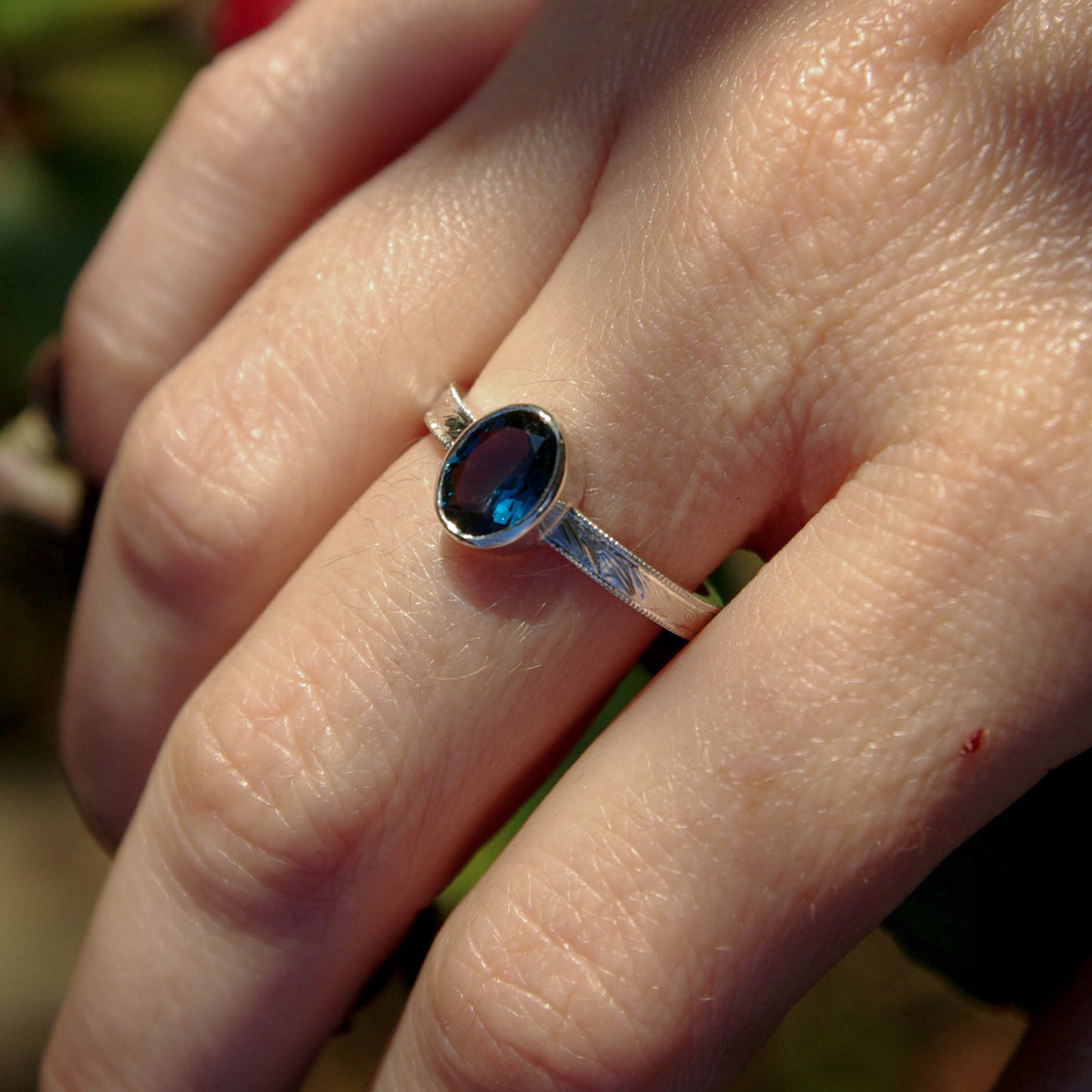 Bague en argent gravée avec topaze bleue Londres 55FR