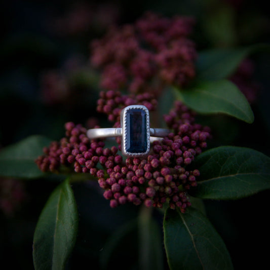 Bague en argent taille 54FR avec Cyanite bleue Rectangulaire collection Astra Nox