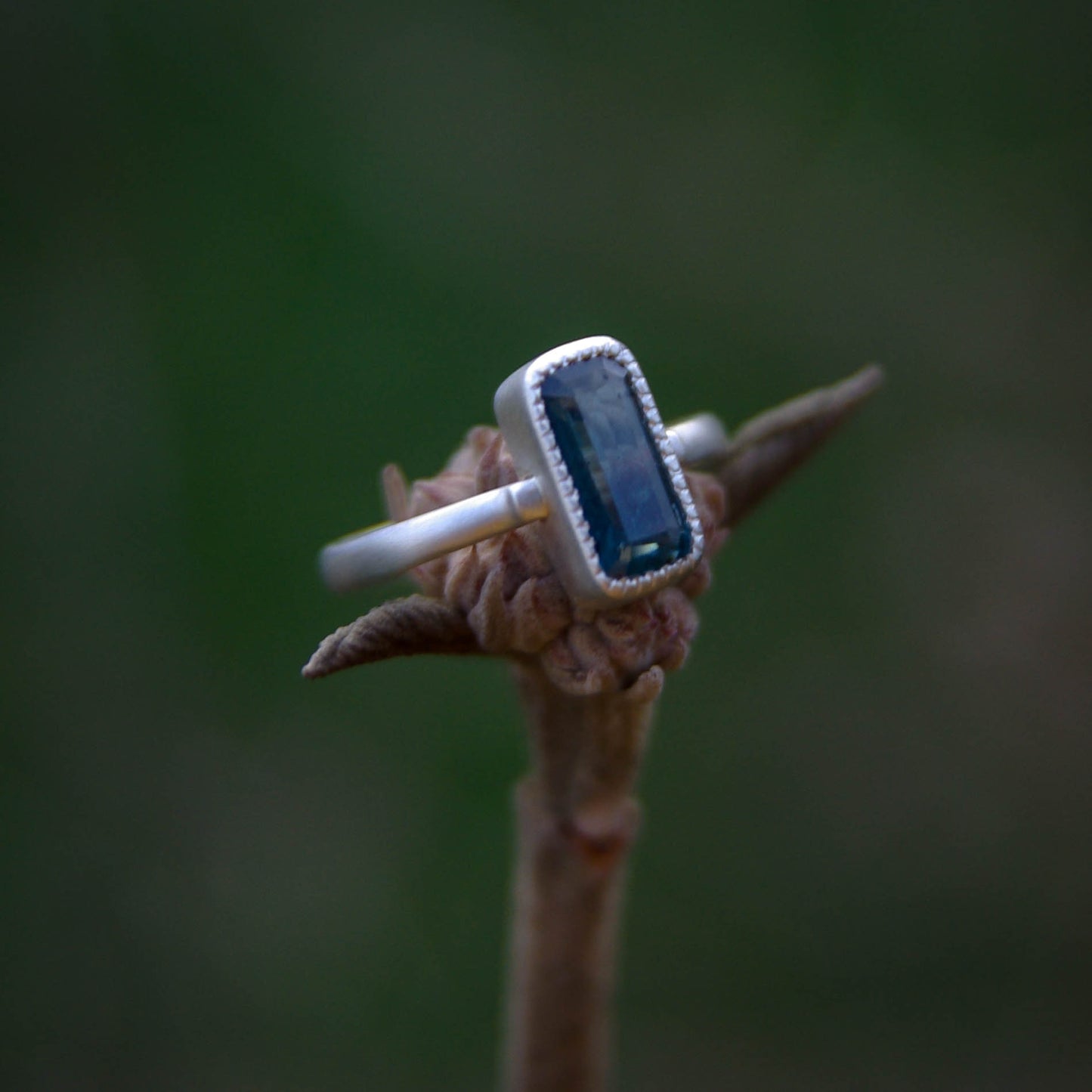 Bague en argent taille 54FR avec Cyanite bleue Rectangulaire collection Astra Nox
