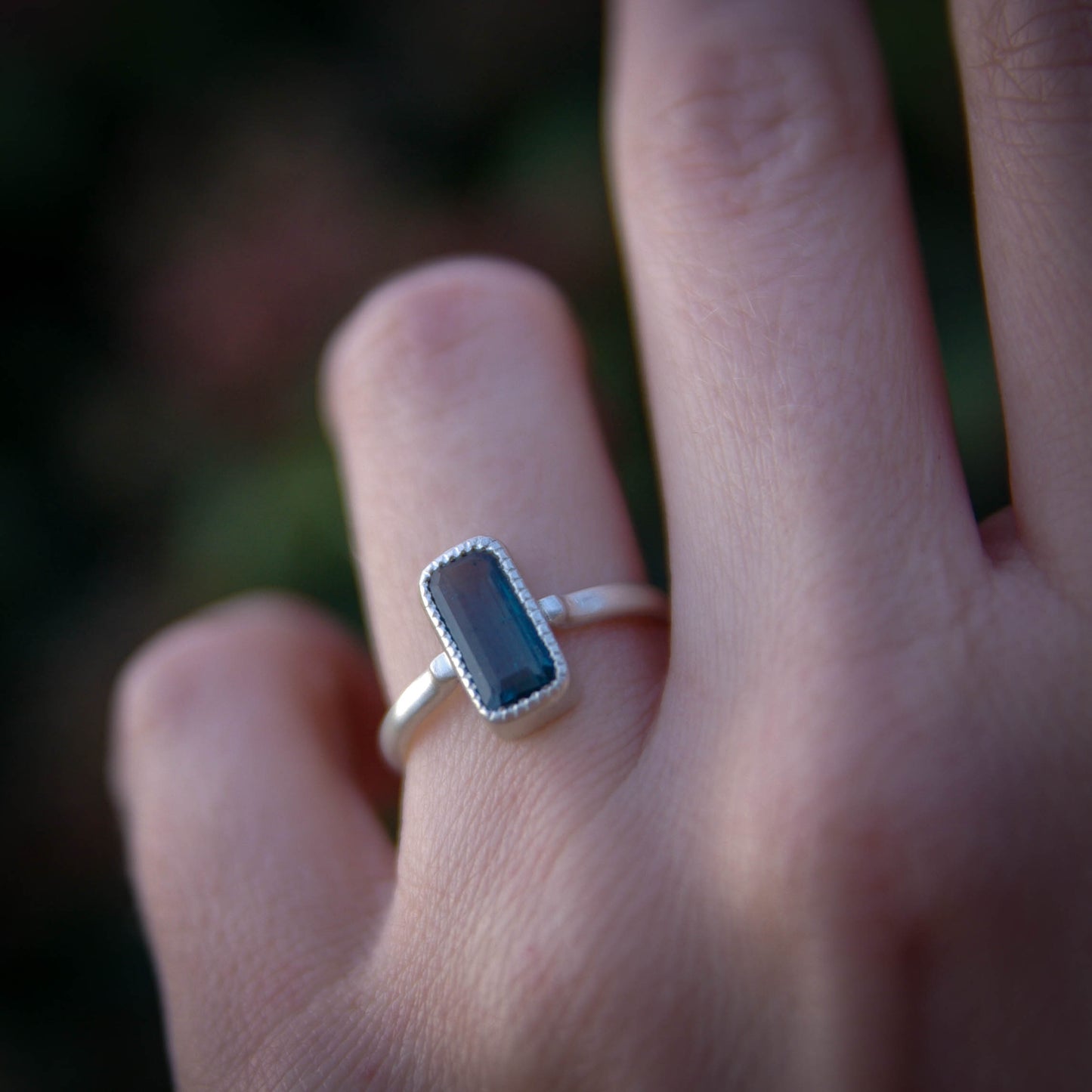 Bague en argent taille 54FR avec Cyanite bleue Rectangulaire collection Astra Nox