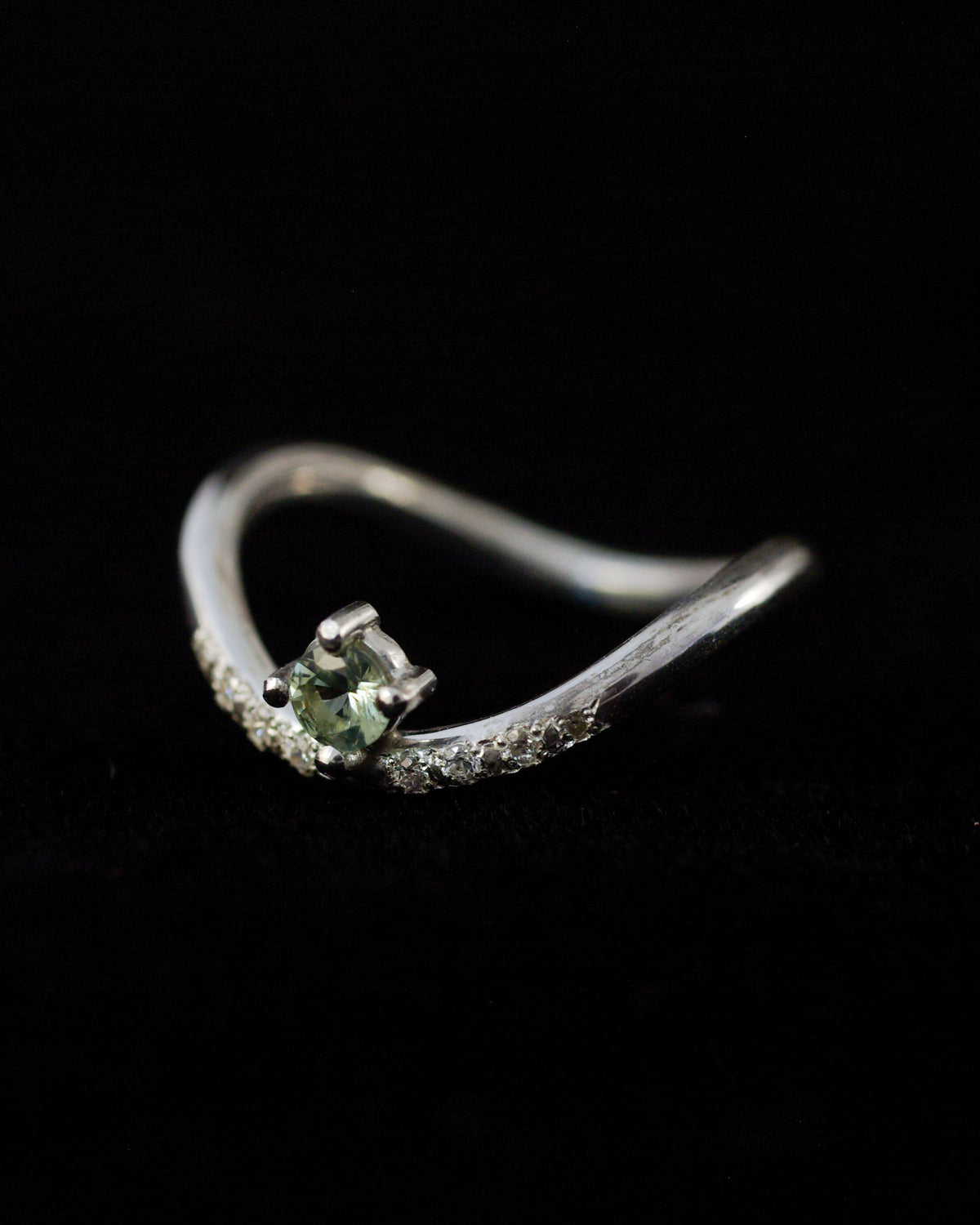 Bague unique en argent, saphir vert naturel d’Australie et diamants, anneau inspiré d’un mouvement de vague