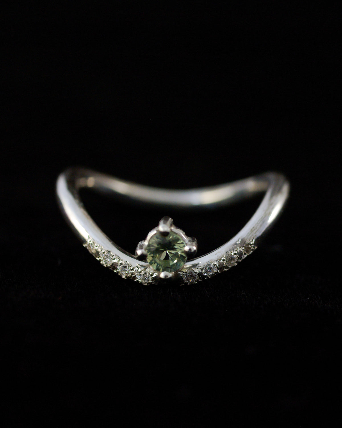 Détail du saphir vert naturel d’Australie serti au sommet d’une bague artisanale en argent vue face