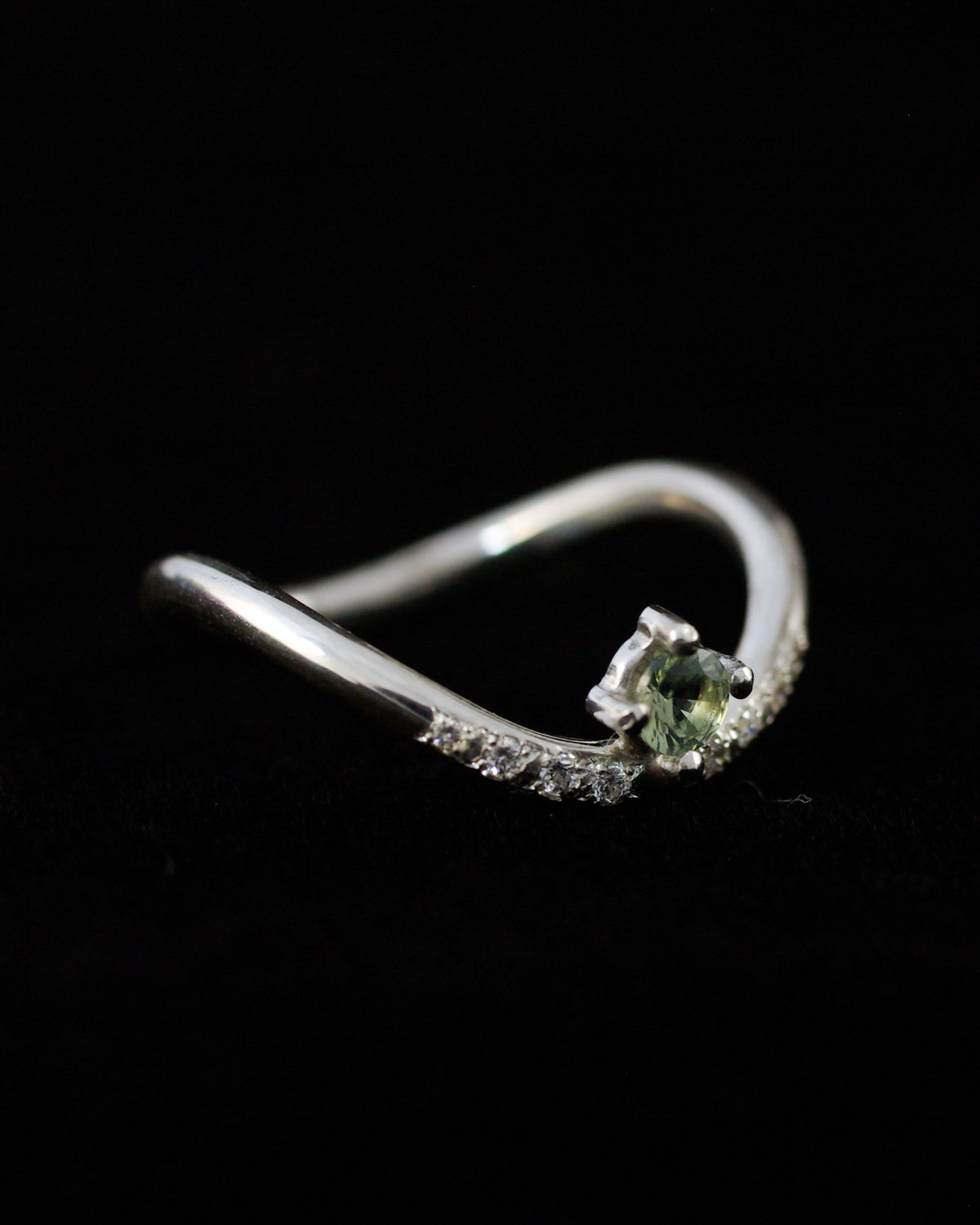 Bague en argent et pierre verte et diamants, fabrication artisanale française vue profil