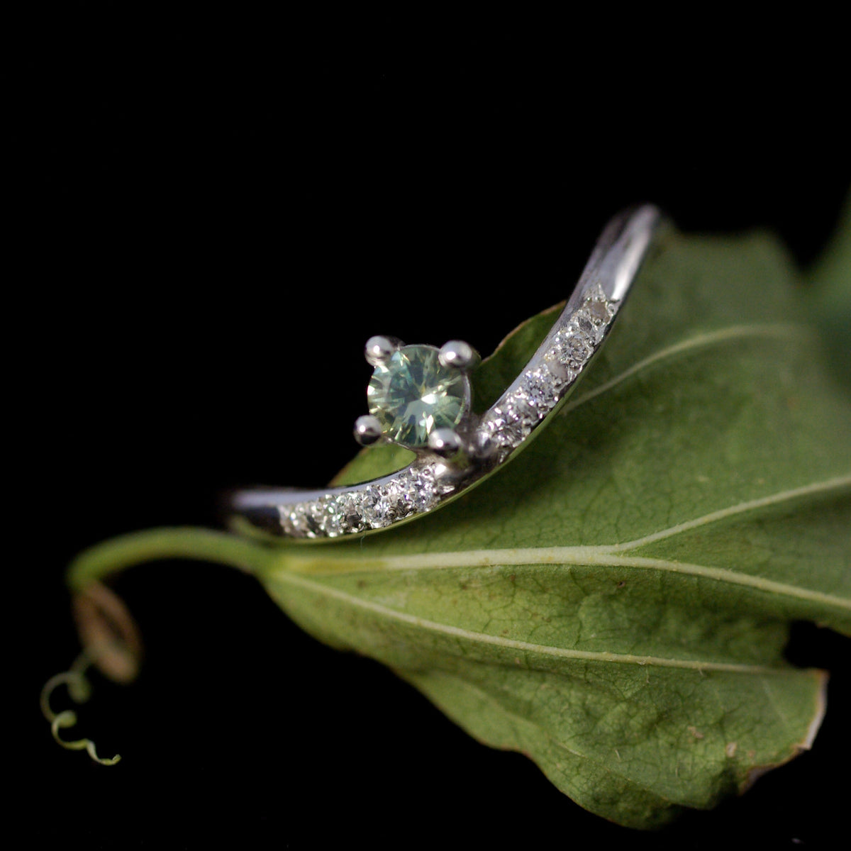 Bague en argent 925 avec saphir vert naturel d’Australie et huit diamants, pièce unique