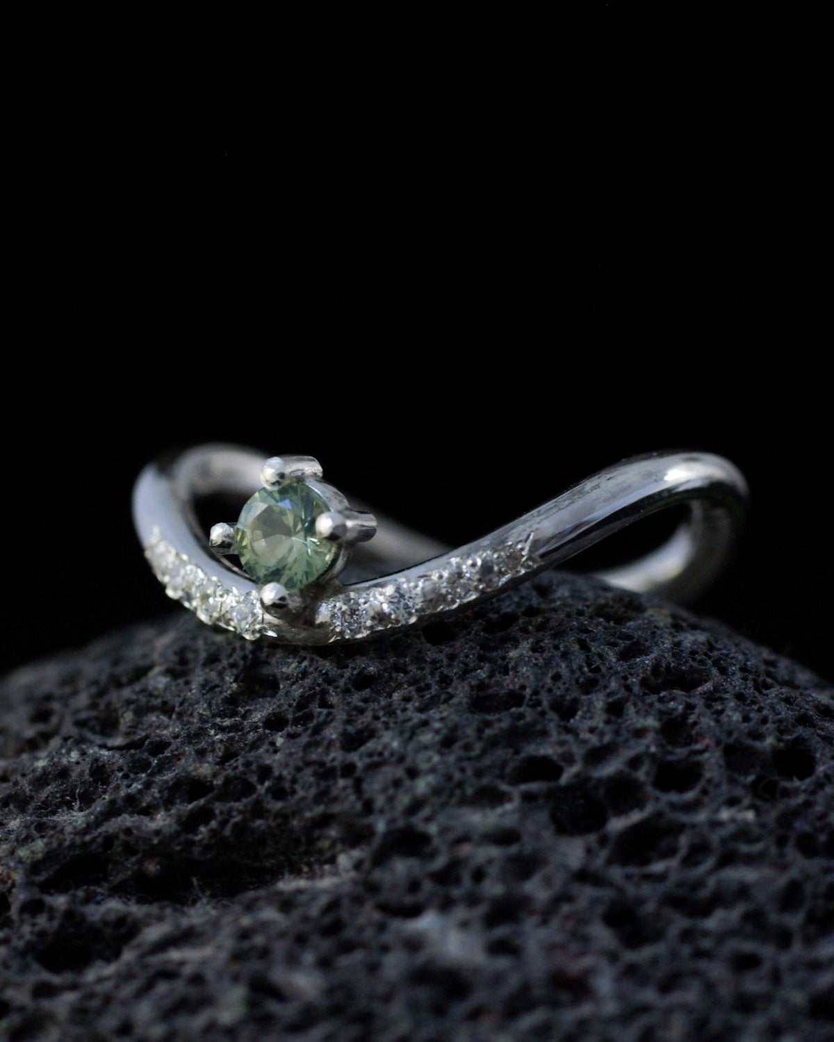 Bague artisanale en argent, saphir vert d’Australie et diamants sertis grain sur un anneau ondulé