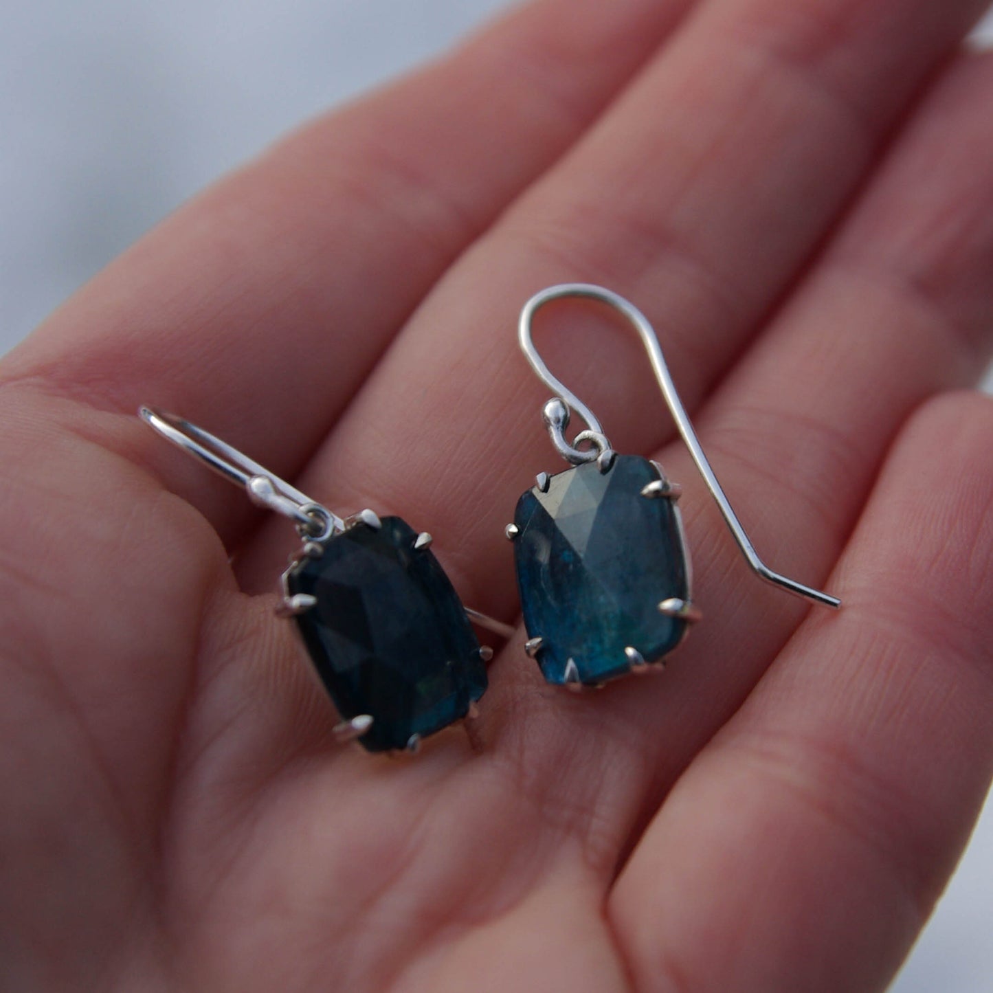 Boucles d'oreilles en argent et cyanite bleue Astra Nox