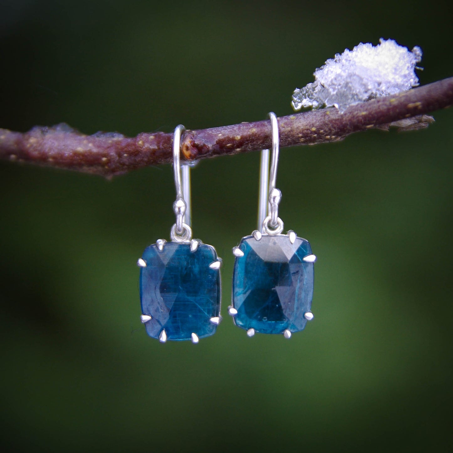 Boucles d'oreilles en argent et cyanite bleue Astra Nox