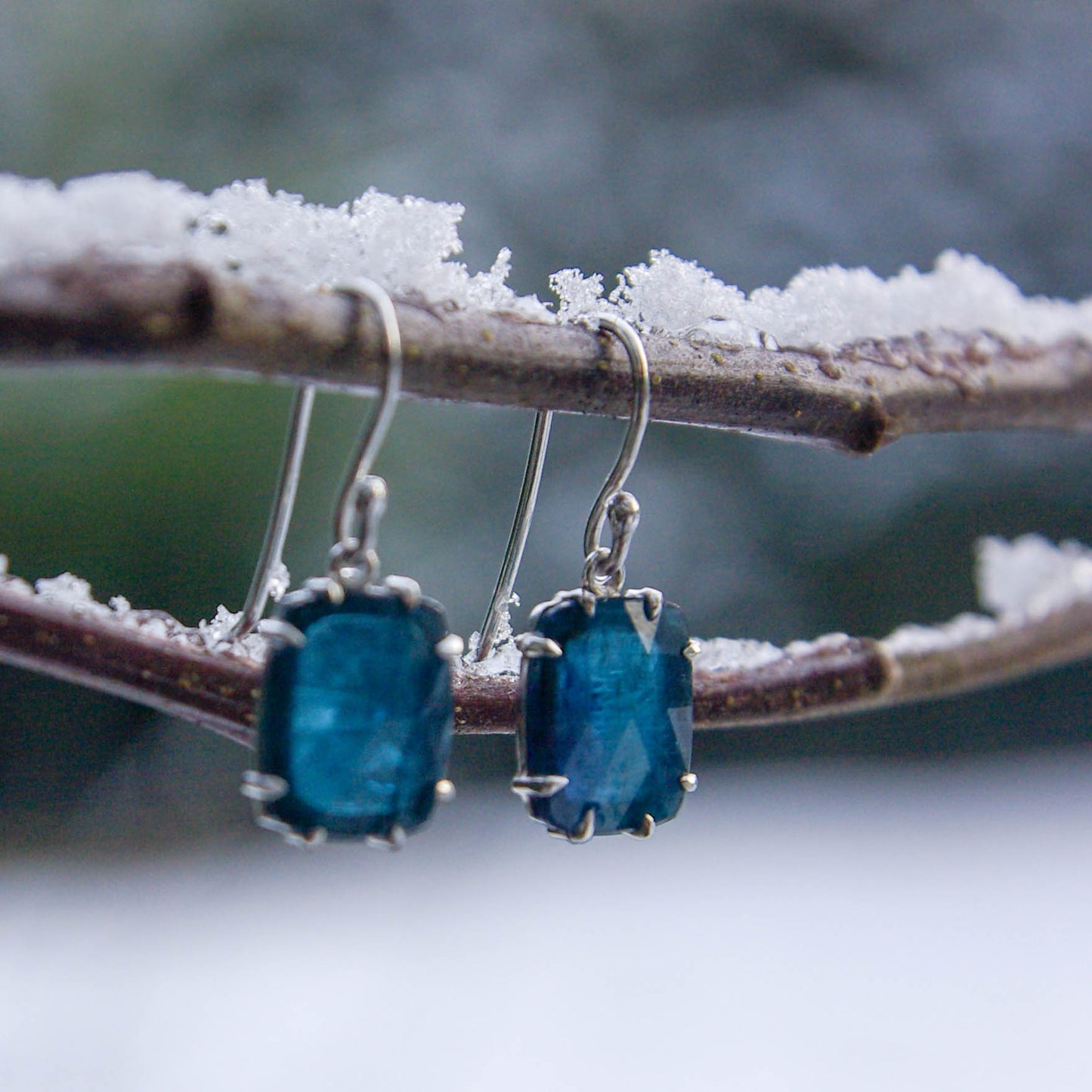 Boucles d'oreilles en argent et cyanite bleue Astra Nox