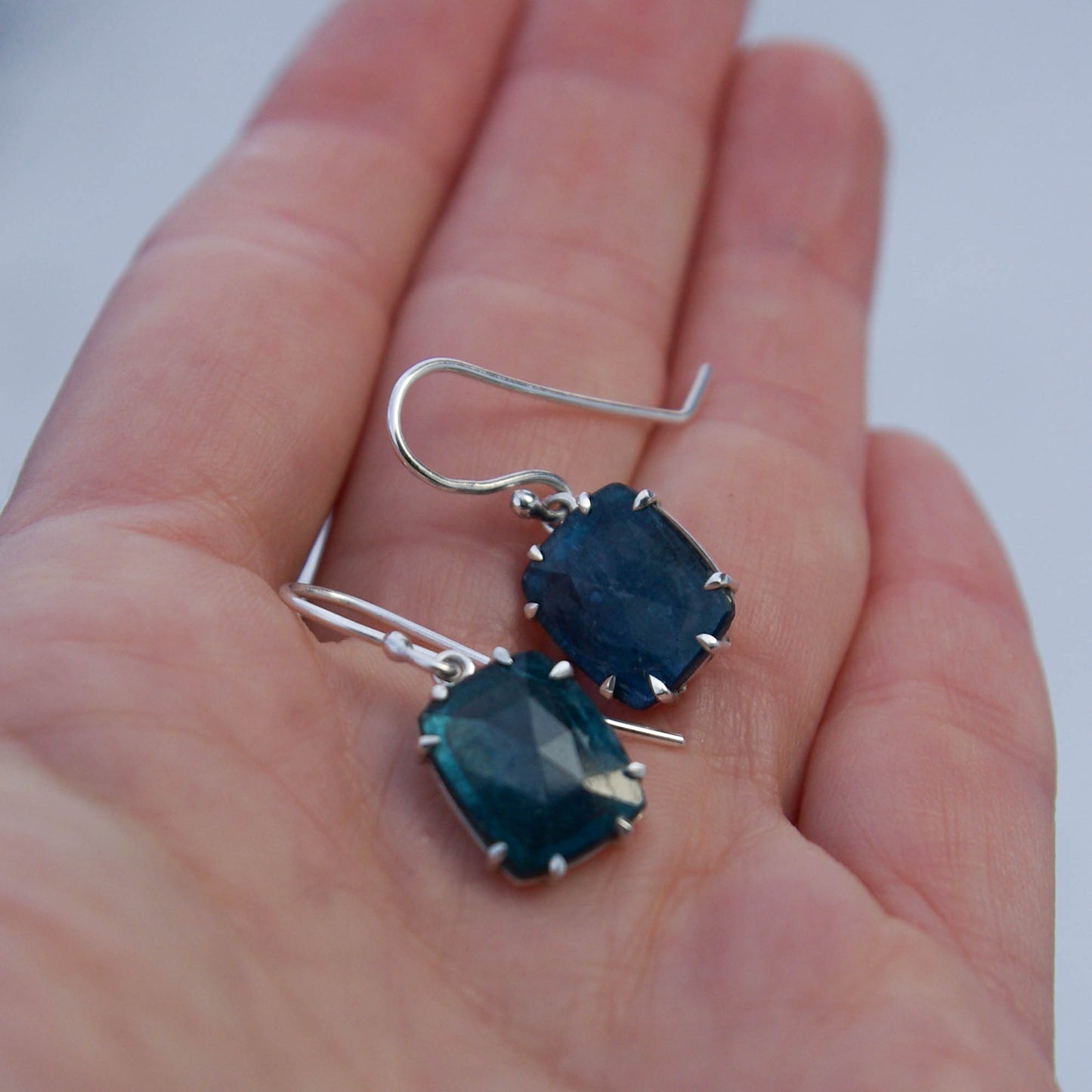 Boucles d'oreilles en argent et cyanite bleue Astra Nox