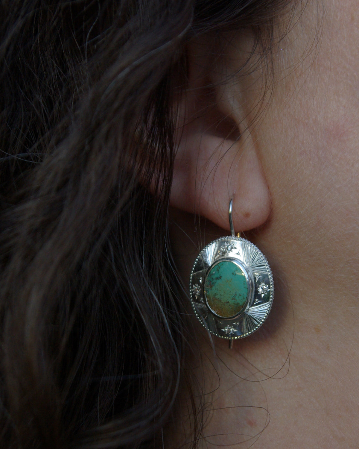 Boucles d’oreilles en argent et turquoise verte naturelle, vue portée rapprochée fabriqué à la main en France