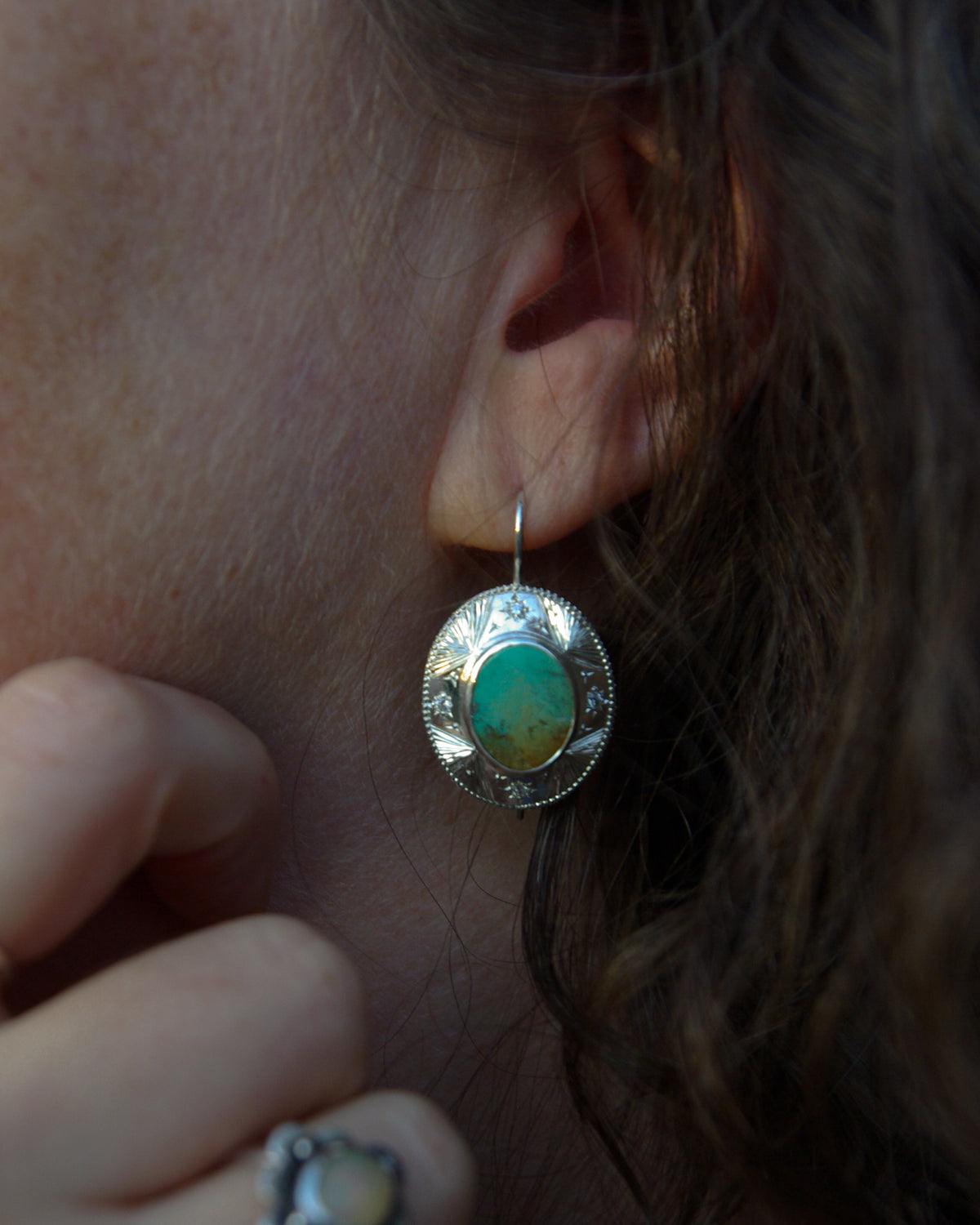 Boucles d’oreilles en argent et turquoise verte naturelle, petits talismans en forme de bouclier vue porté
