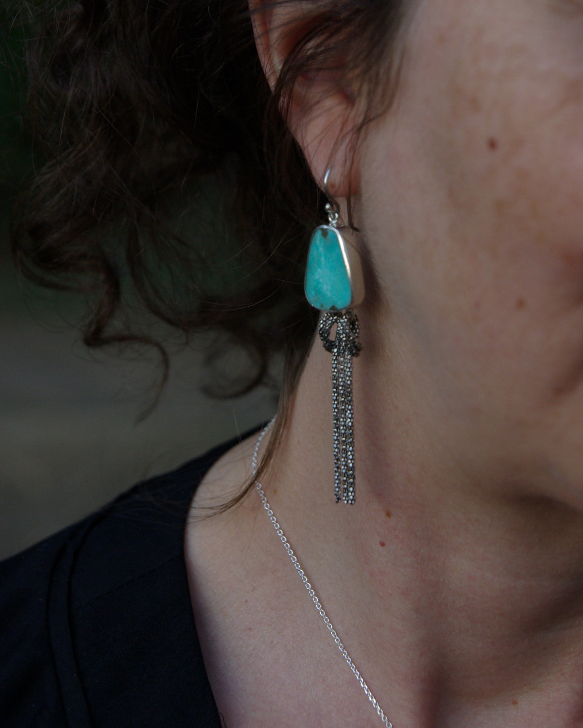 Porté d'une boucle d’oreille en argent et turquoise bleu d’Arizona naturelle fabrication artisanale française