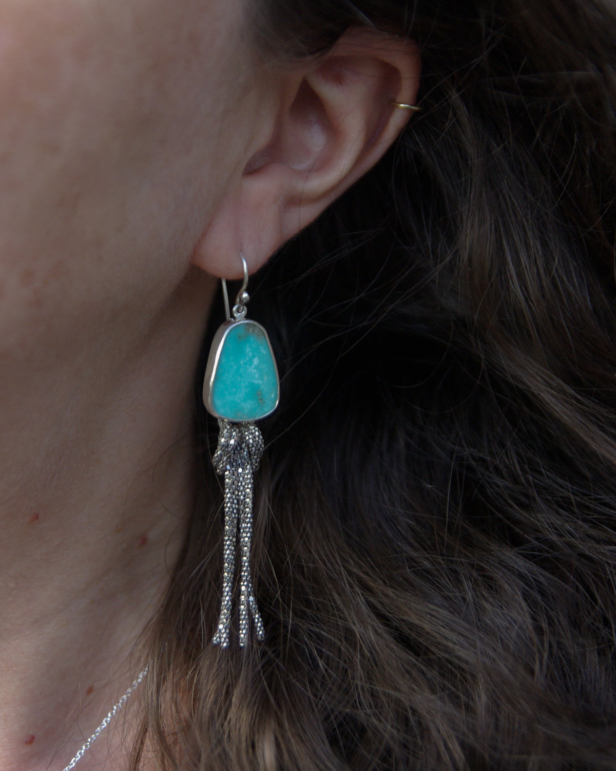 Vue portée de boucles d’oreilles en argent et turquoise d’Arizona naturelle fabrication artisanale française