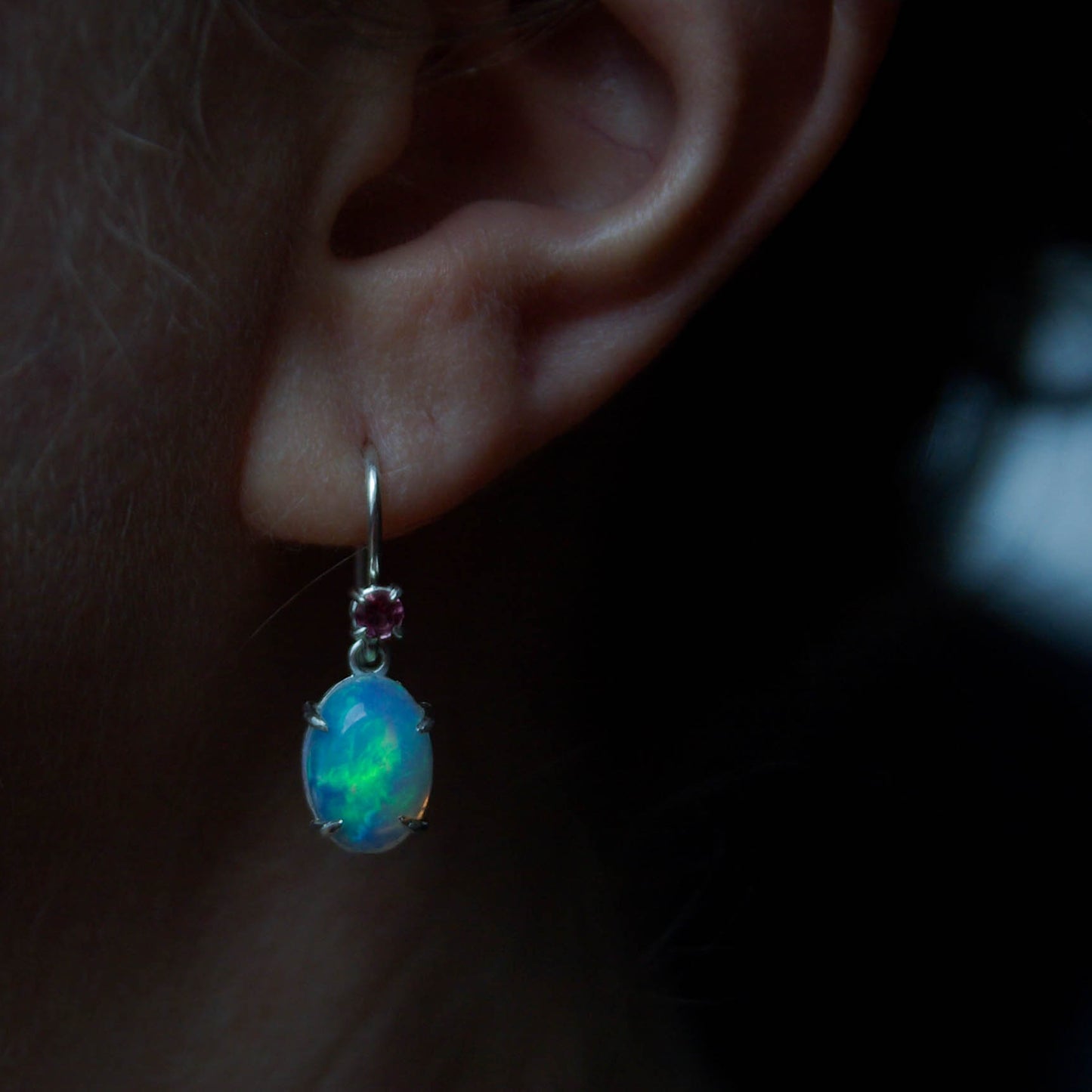 Boucles d'oreilles en argent avec cabochon d'opale et tourmaline rose Ô