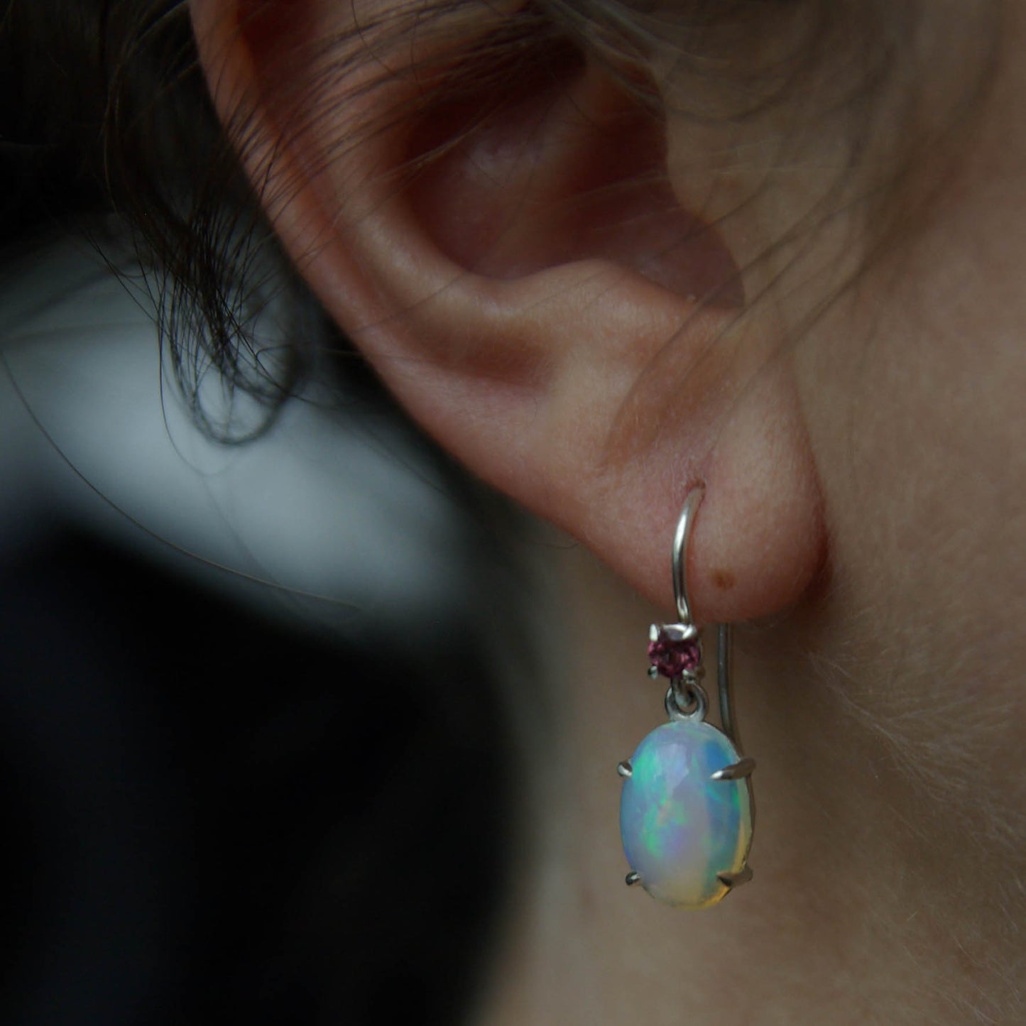 Boucles d'oreilles en argent avec cabochon d'opale et tourmaline rose Ô