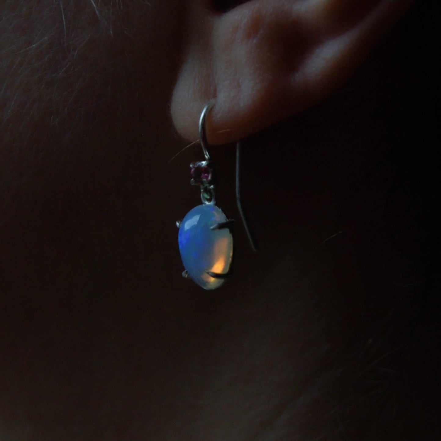 Boucles d'oreilles en argent avec cabochon d'opale et tourmaline rose Ô