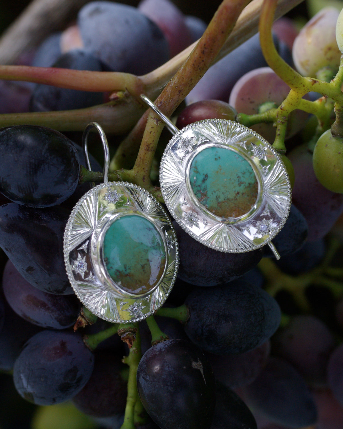 Boucles d’oreilles artisanales en argent et turquoise verte naturelle forme de bouclier et étoiles gravées à la main