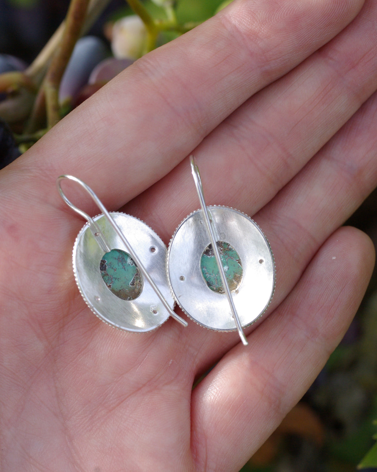 Boucles d’oreilles en argent et turquoise verte naturelle, vue dos fabriqués à la main en France