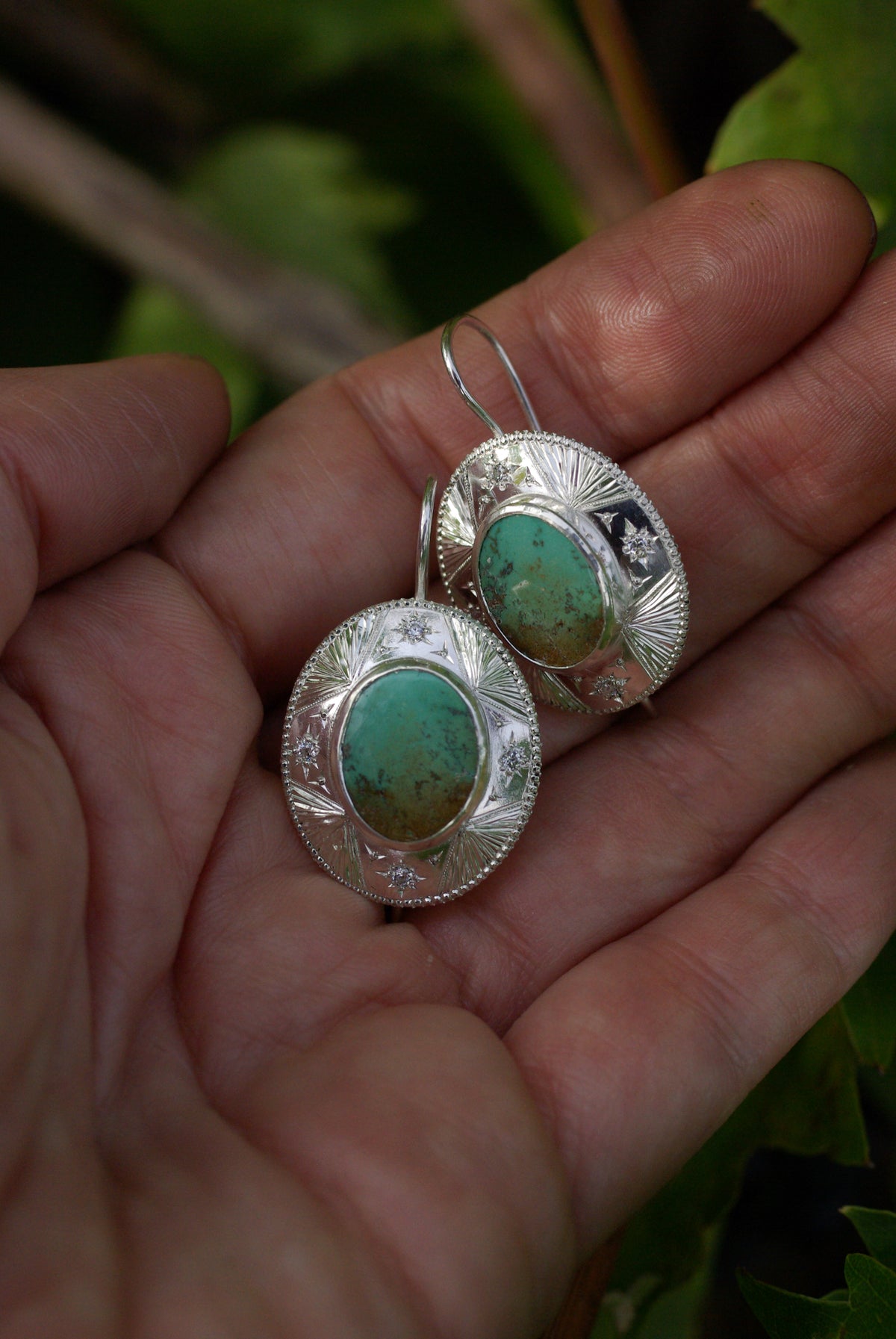 Boucles d’oreilles en argent et turquoise verte naturelle petits talismans en forme de boucliers fabriqués à la main en France