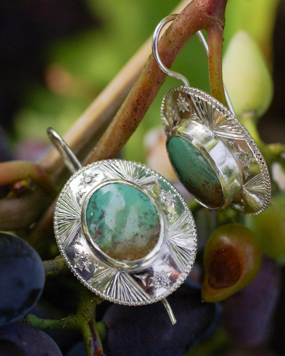 Boucles d’oreilles en argent 925 et turquoise verte naturelle mouchetée, modèle Boucliers bijou artisanal pièce unique