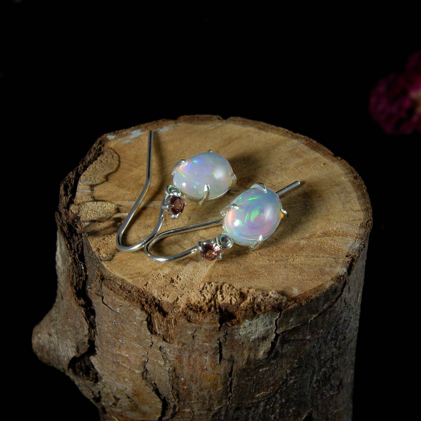 Boucles d'oreilles en argent avec cabochon d'opale et tourmaline rose Ô