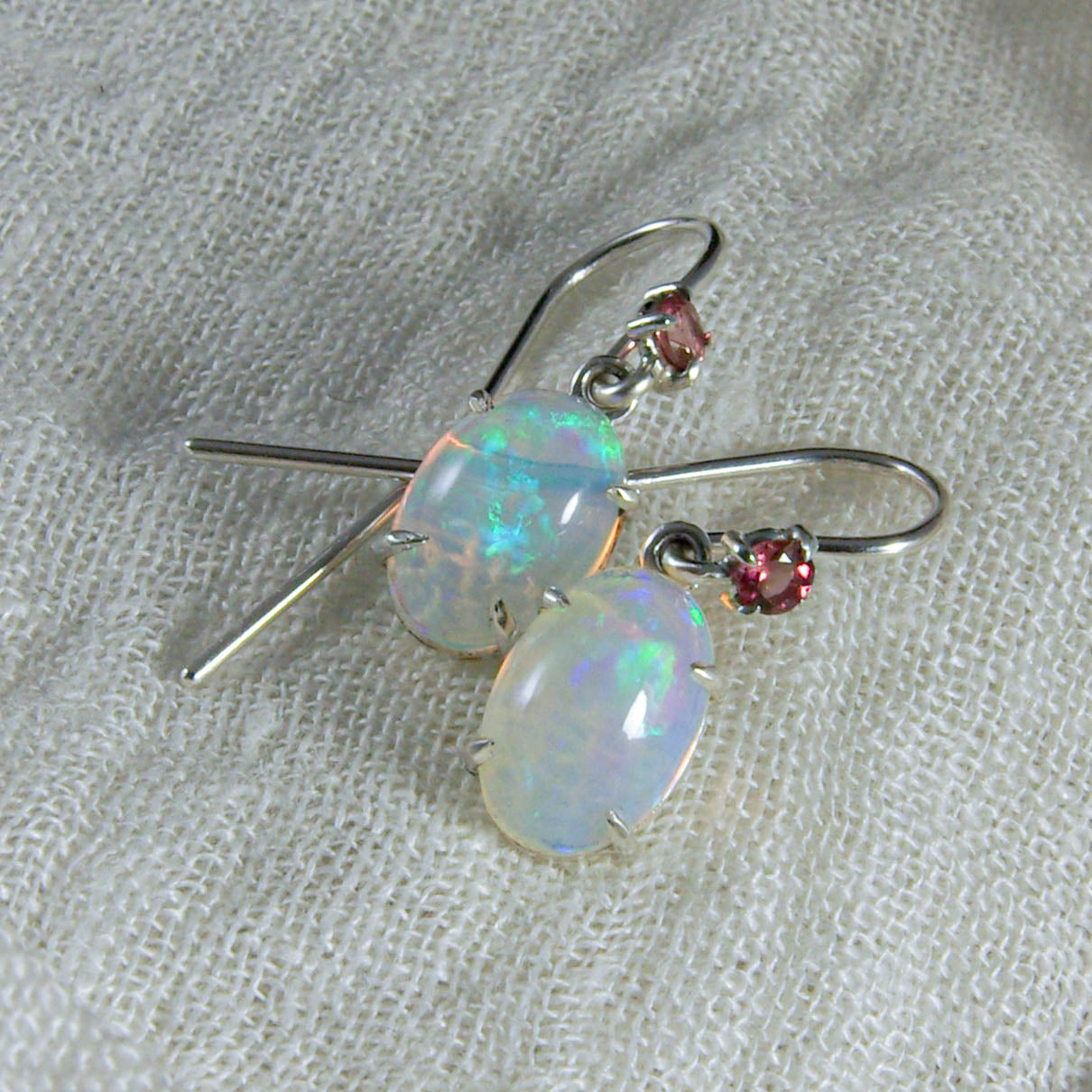 Boucles d'oreilles en argent avec cabochon d'opale et tourmaline rose Ô