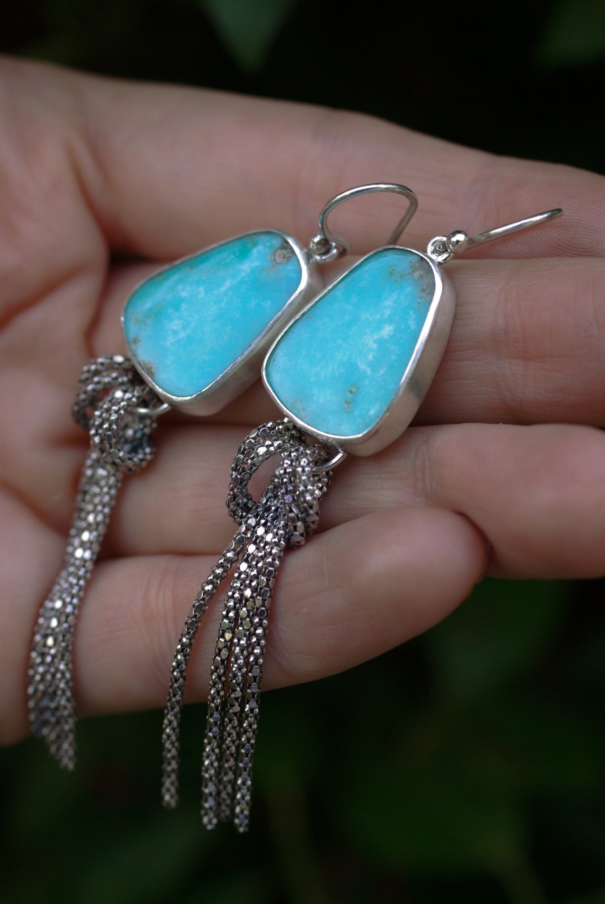 Boucles d’oreilles en argent et turquoise bleu ciel d’Arizona naturelle, design inspiré des Années folles et fabrication artisanale française