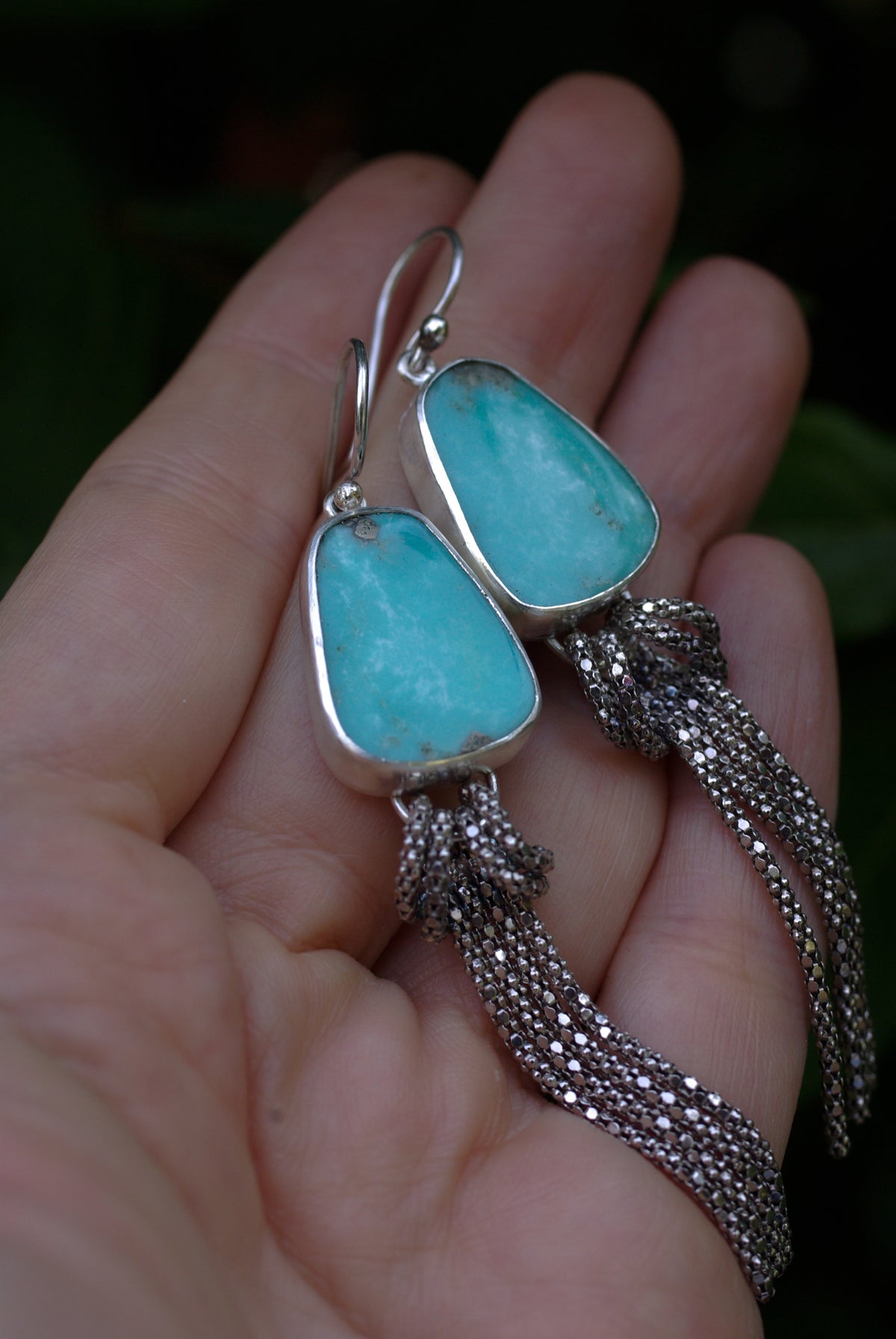 Détail de boucles d’oreilles en argent et turquoise américaines design inspiré des Années folles et fabrication artisanale française