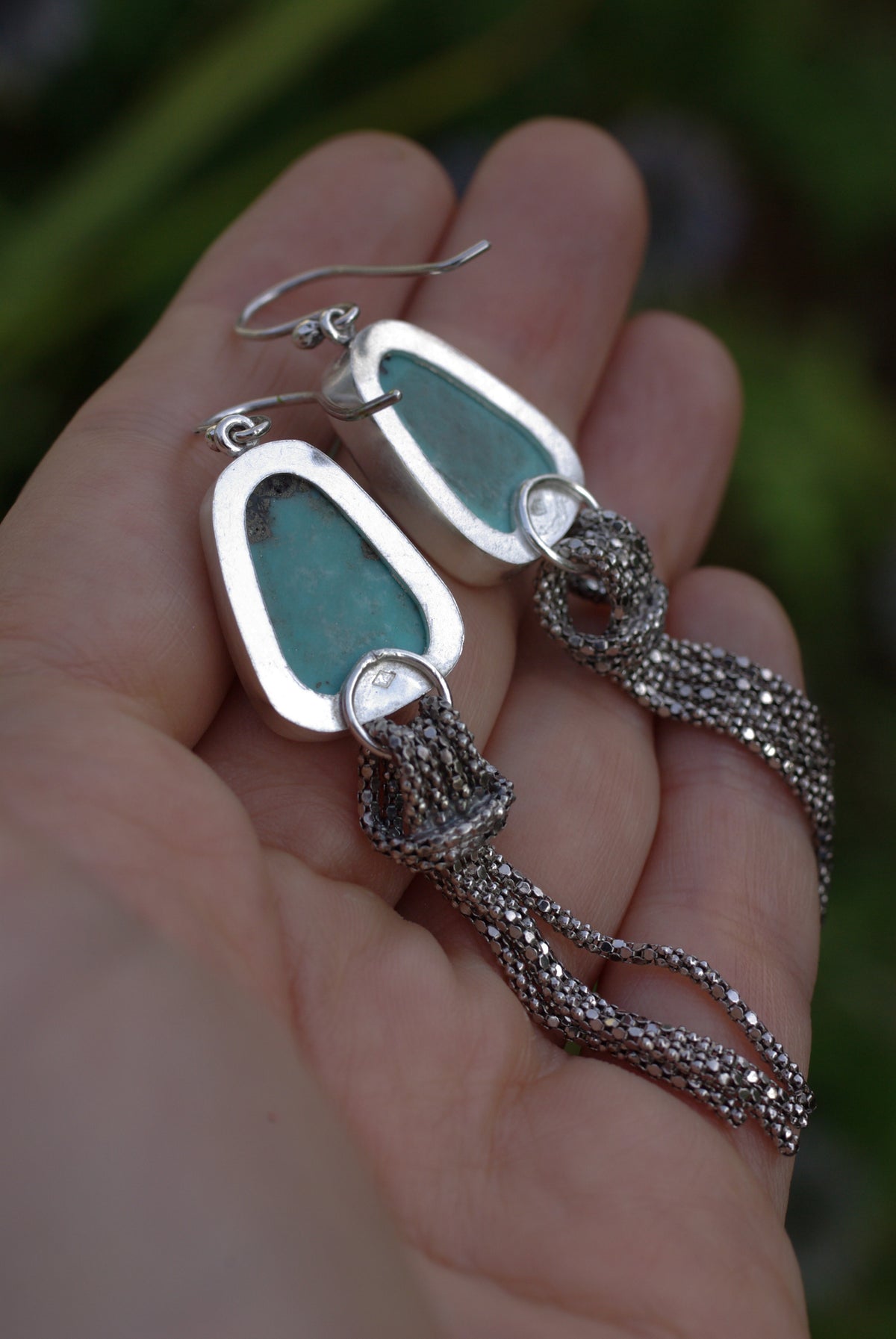 Détail vue dos d’une boucle d’oreille artisanale en argent 925 et turquoise d’Arizona naturelle