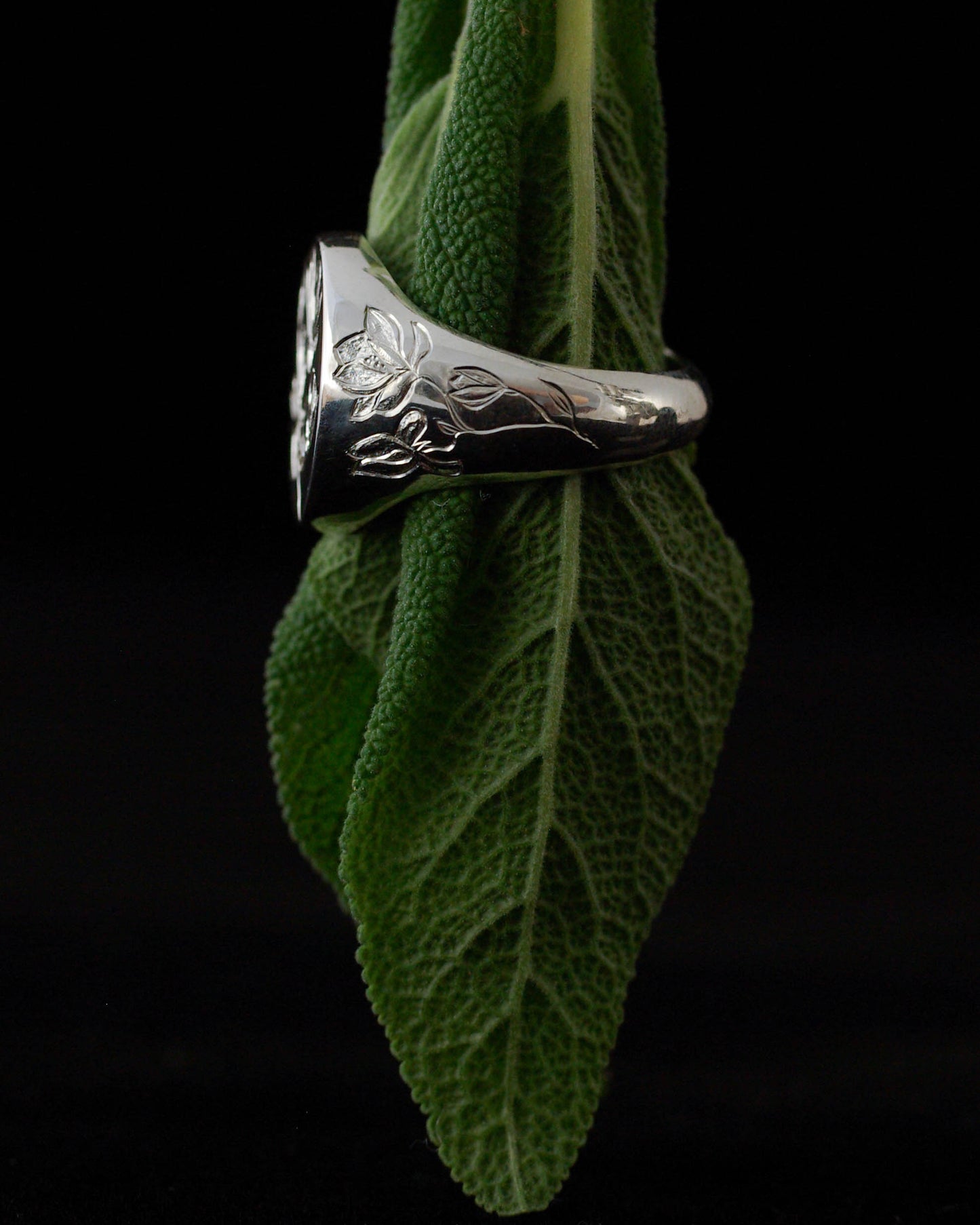Chevalière femme en argent gravée de magnolias et diamant – Pièce unique 50 1/2 FR