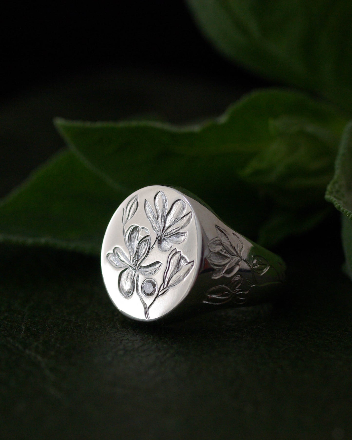 Chevalière femme en argent gravée de magnolias et diamant – Pièce unique 50 1/2 FR
