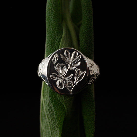 Chevalière femme en argent gravée de magnolias et diamant – Pièce unique 50 1/2 FR