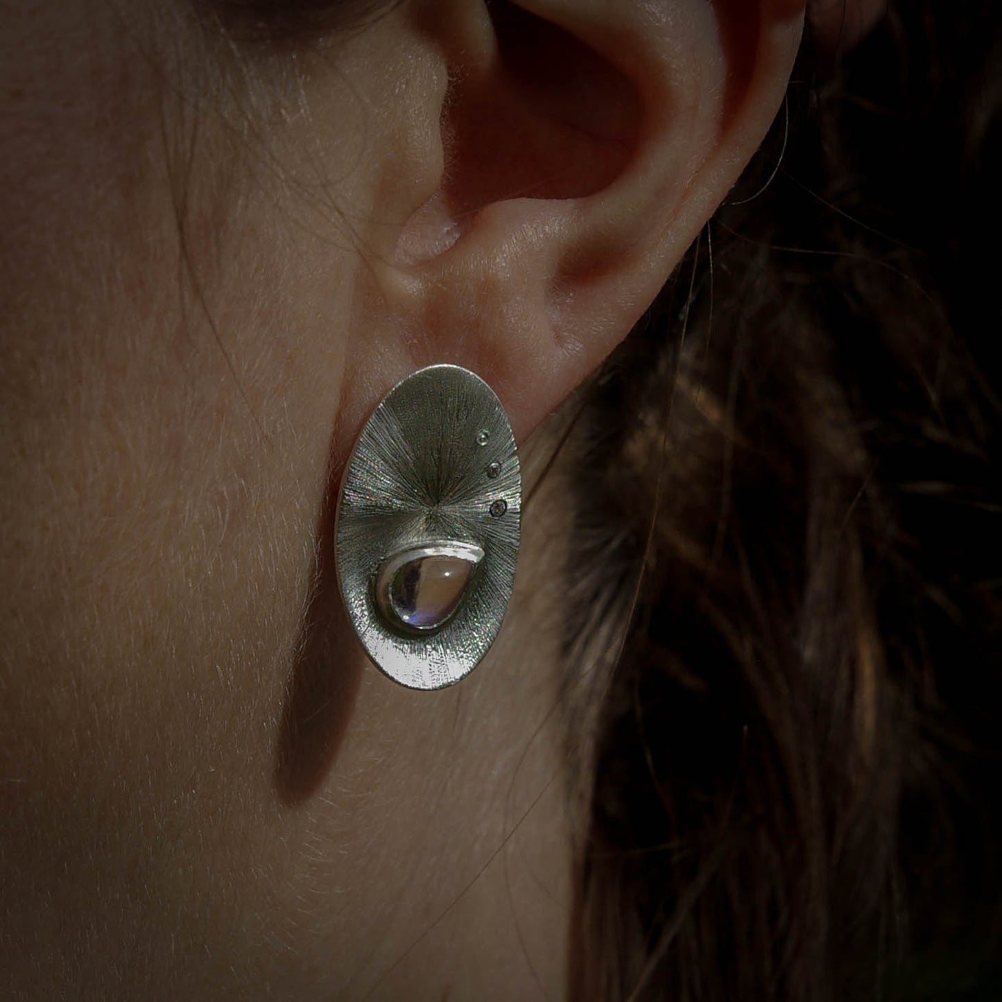 Boucles d'oreilles clous "Cosmos" en argent 925 avec pierres de lune et oxydes de zirconium