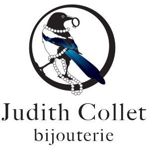Logo Judith Collet bijouterie, une pie tenant une bague empierrée dans son bec et portant un collier en perle, perchée dans un croissant de lune 