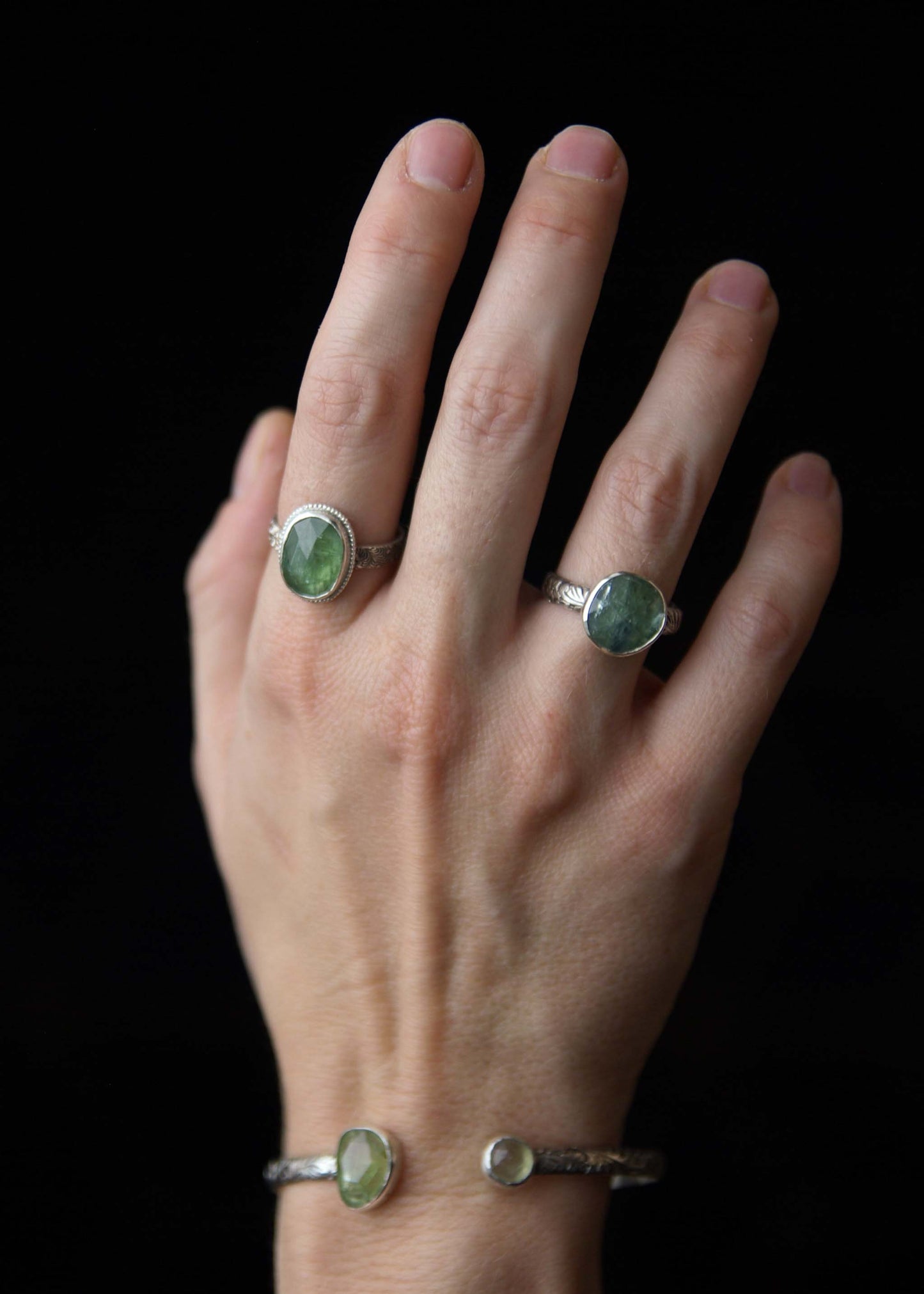 Collection Eden, bague en argent, perlée avec cyanite verte taille rose, sur commande