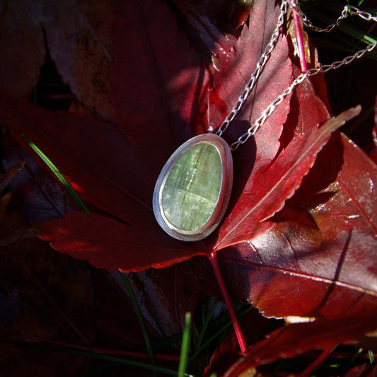 Mini-collection Eden, Pendentif minimaliste en Argent 925 avec Cyanite verte, sur commande