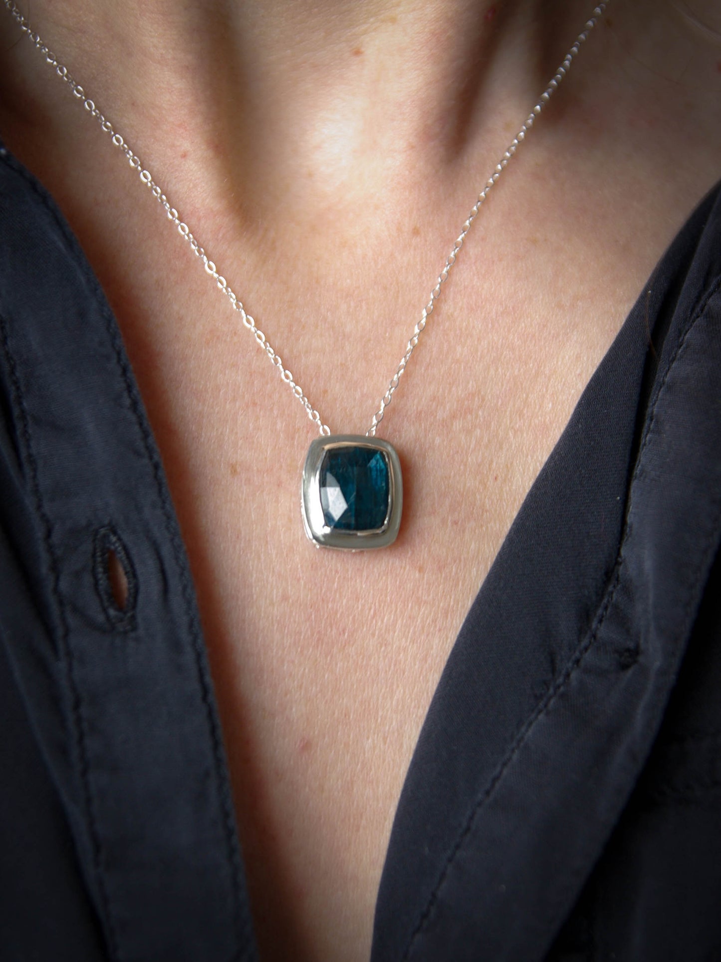 Pendentif en Argent avec Cyanite bleue (petit modèle), Mini-collection Astra Nox
