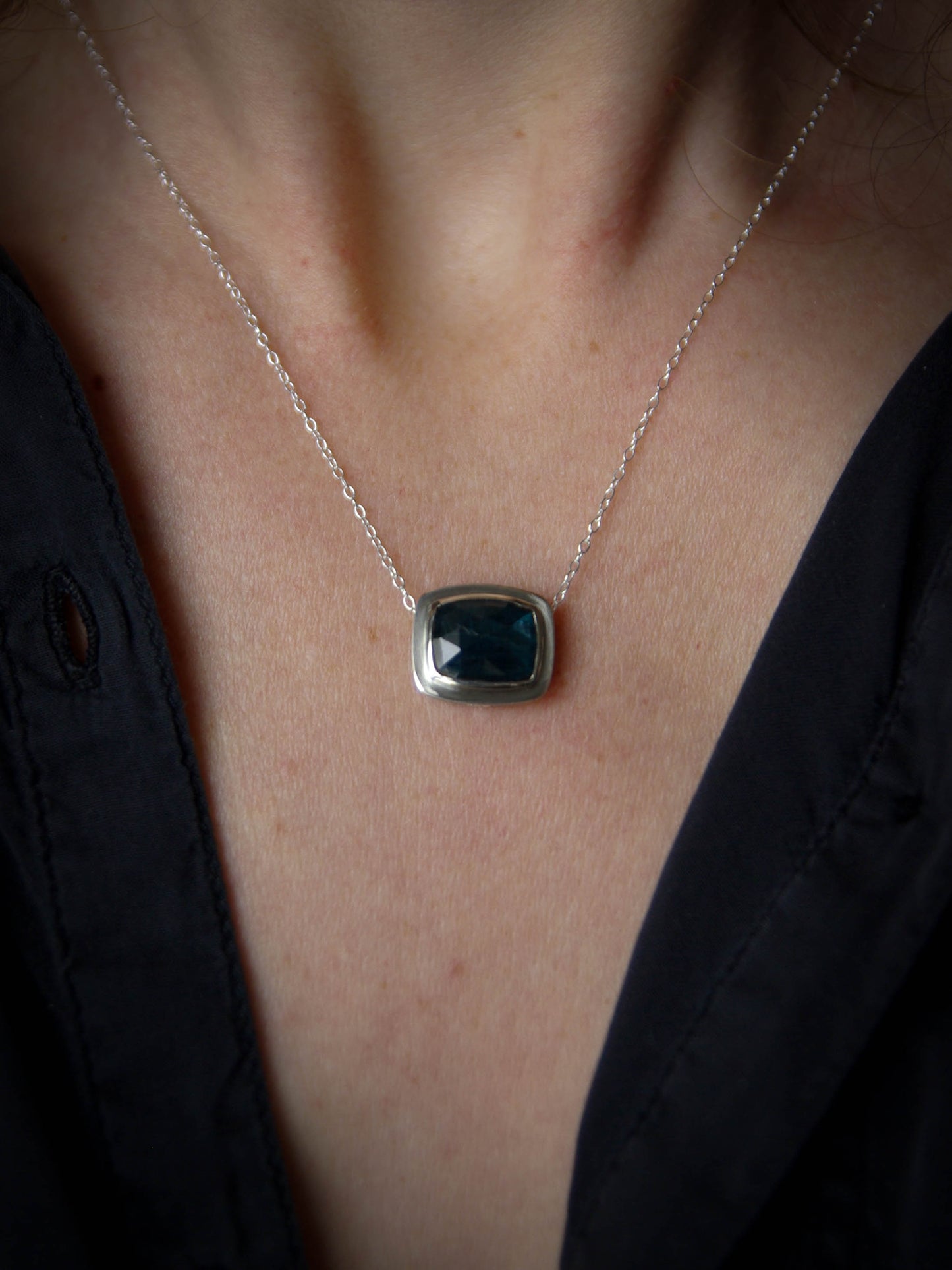 Pendentif en Argent avec Cyanite bleue (petit modèle), Mini-collection Astra Nox