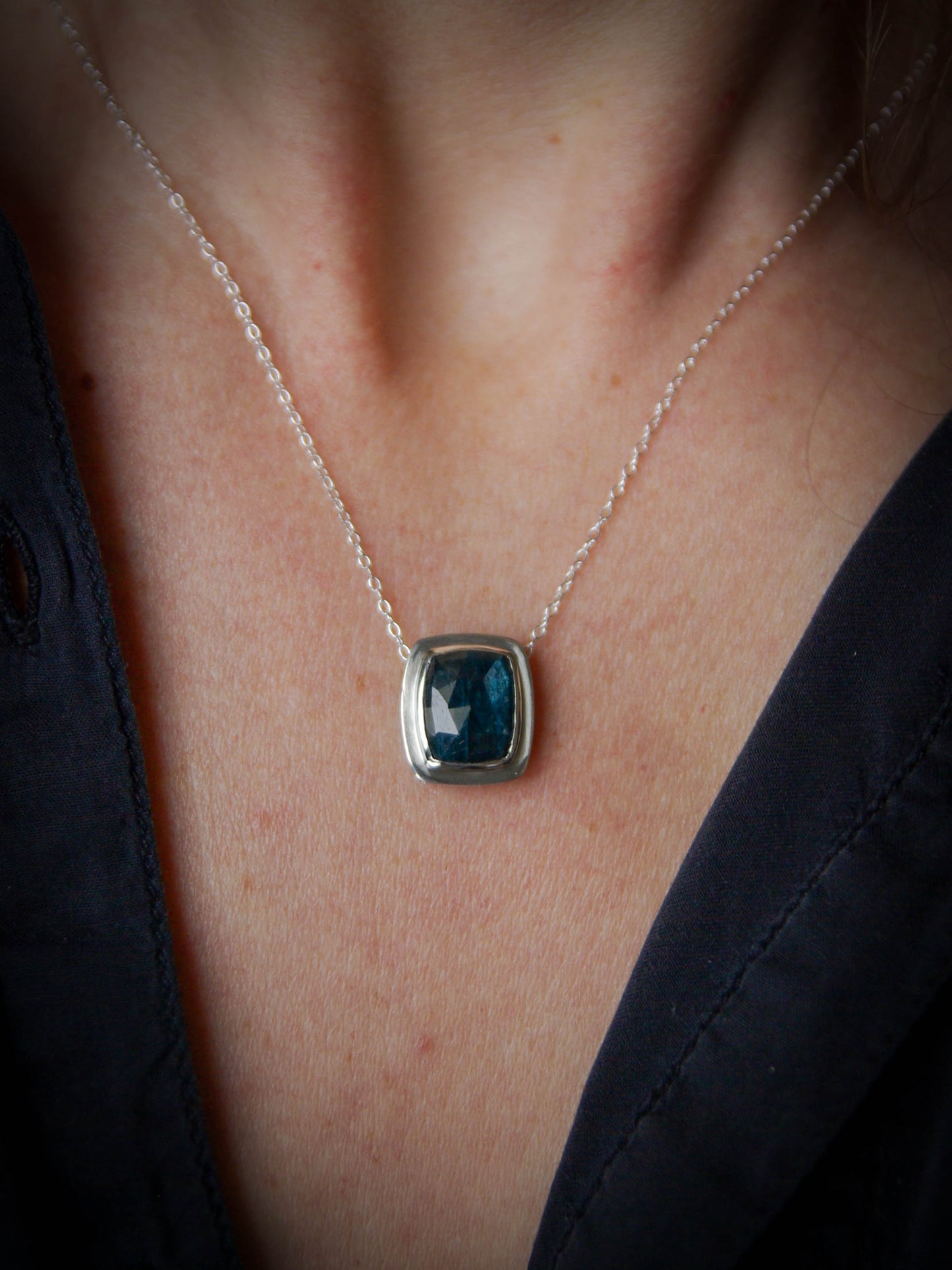 Pendentif en Argent avec Cyanite bleue (petit modèle), Mini-collection Astra Nox
