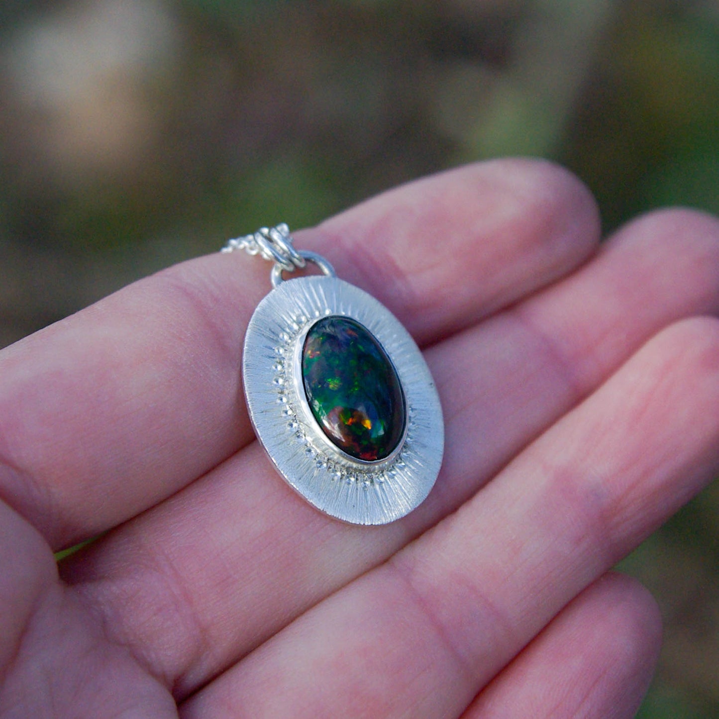 Séléné, pendentif ovale en argent avec opale Welo fumée