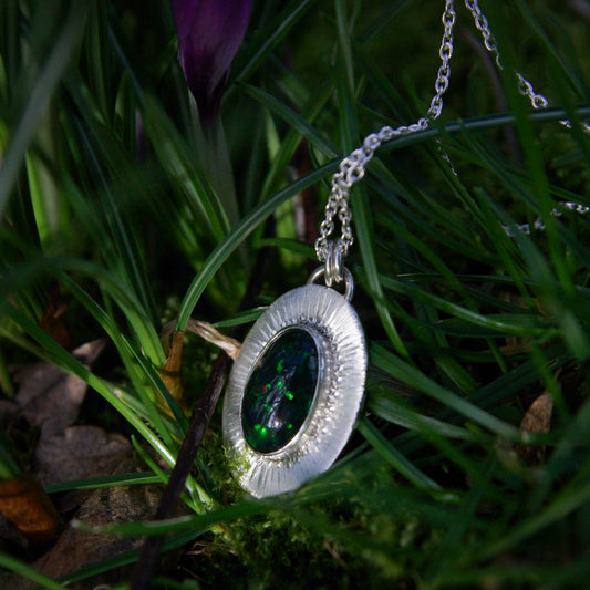 Séléné, pendentif ovale en argent avec opale Welo fumée