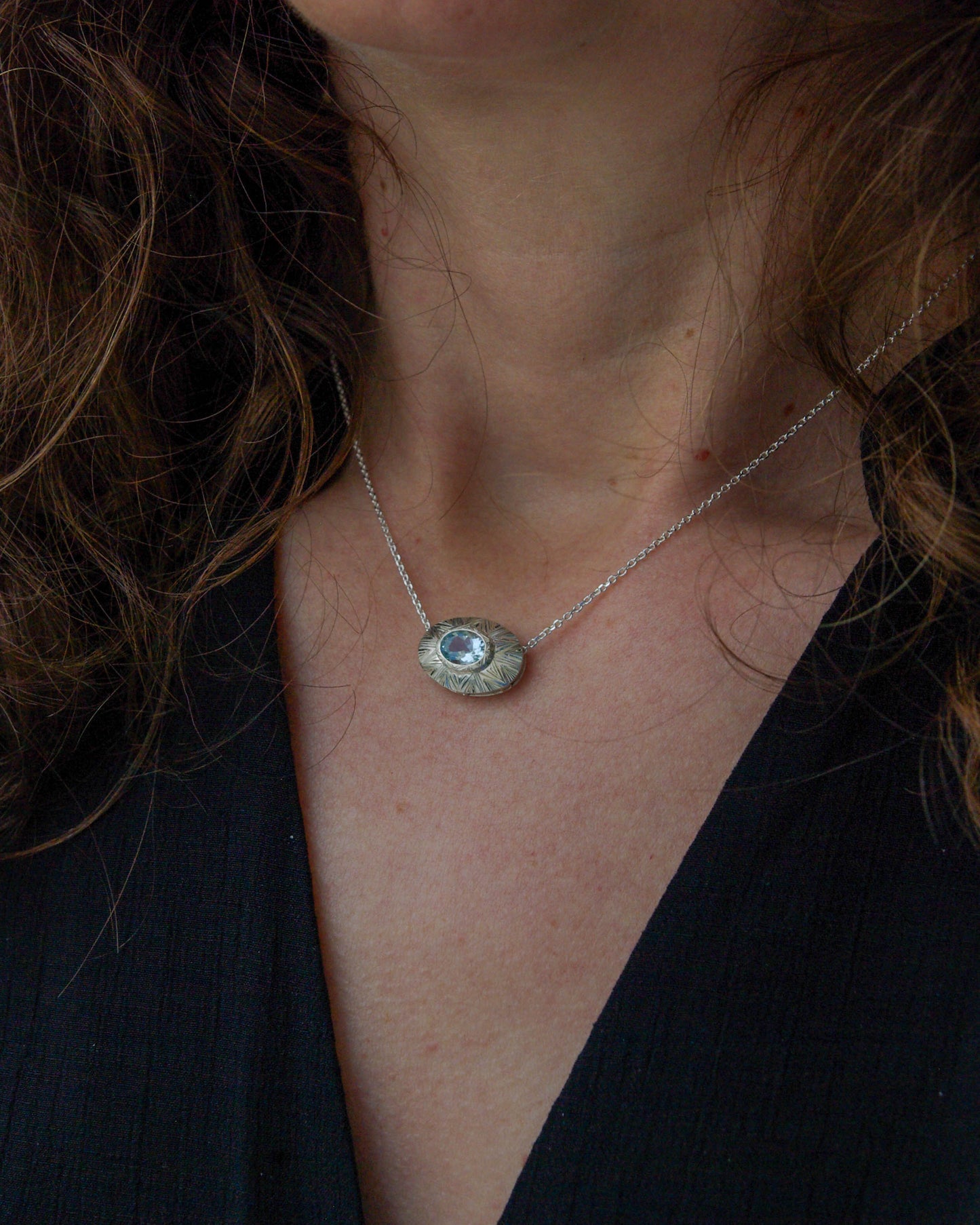 Pendentif en argent Gravé et Aigue-Marine – Élégance Intemporelle