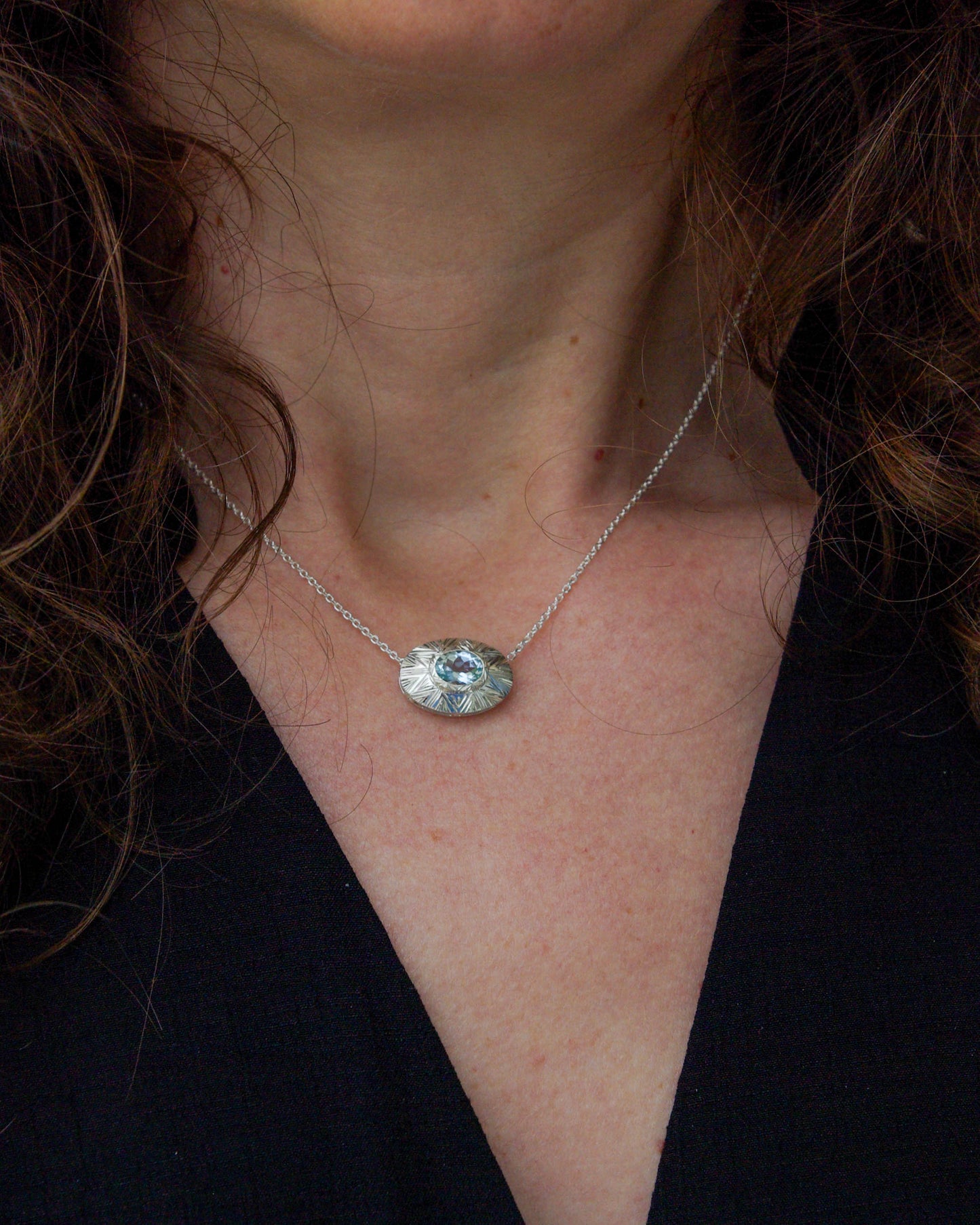 Pendentif en argent Gravé et Aigue-Marine – Élégance Intemporelle