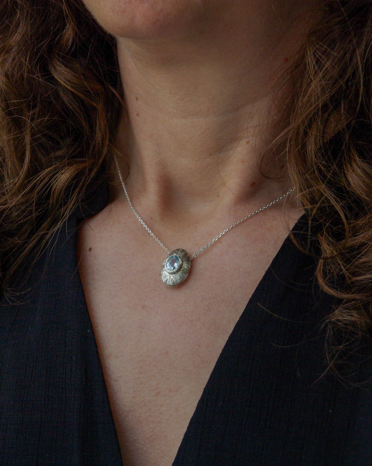 Pendentif en argent Gravé et Aigue-Marine – Élégance Intemporelle