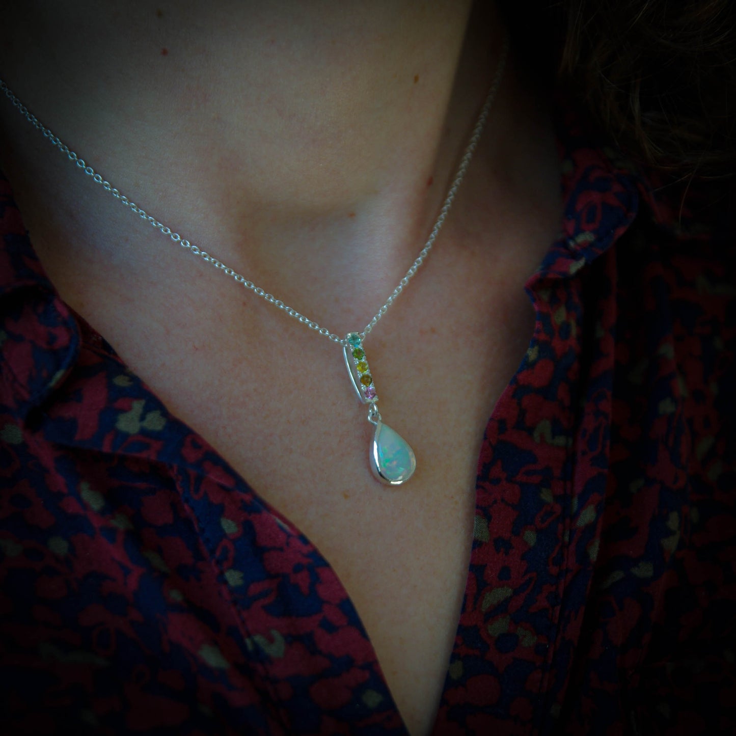 Pendentif goutte en argent 925 avec opale Welo et tourmalines mini-collection Ô