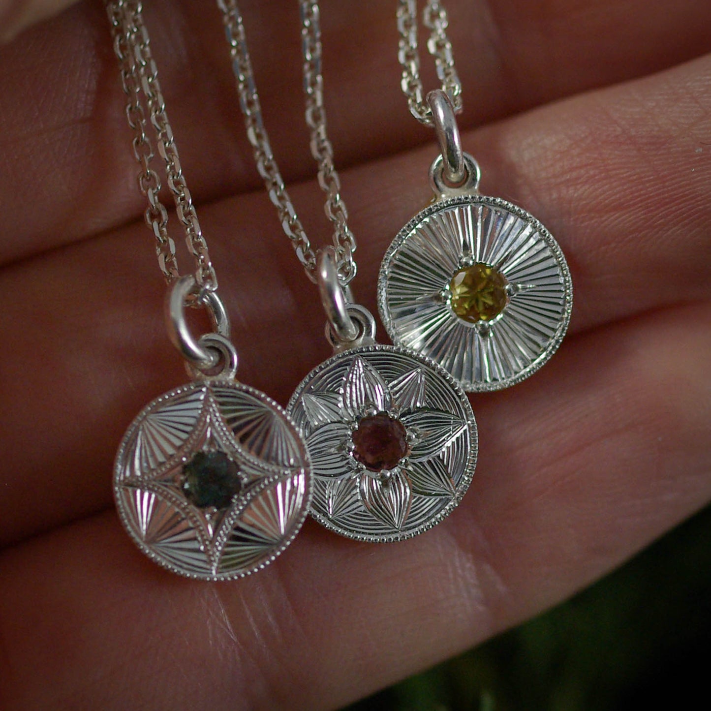 Pendentif en Argent gravé Lotus – Tourmaline Rose