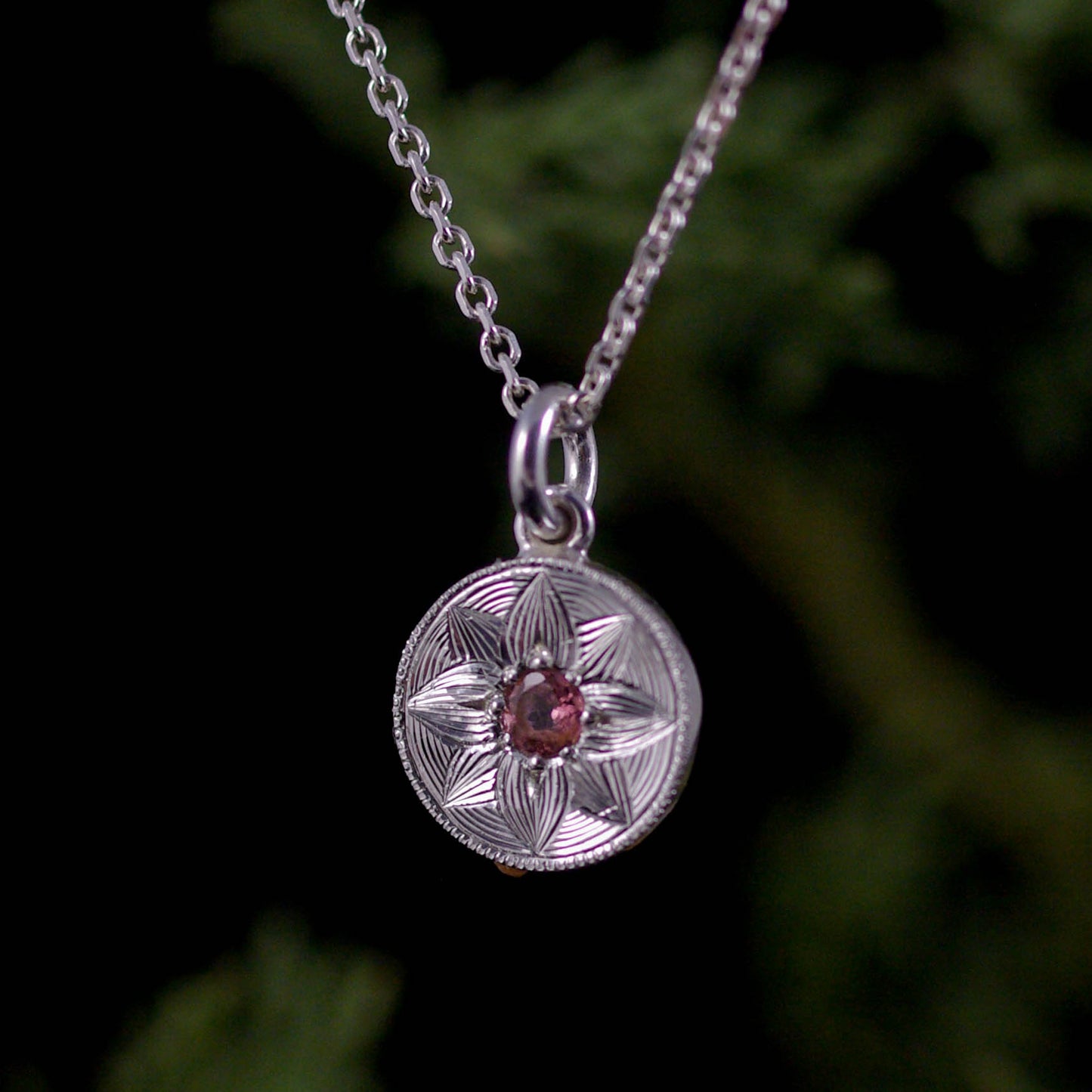 Pendentif en Argent gravé Lotus – Tourmaline Rose