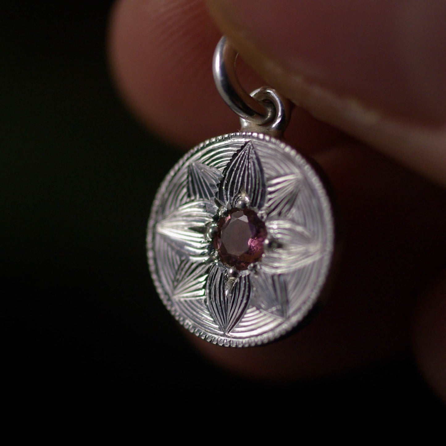 Pendentif argent 925 tourmaline rose gravure lotus vue détail - Judith Collet bijouterie