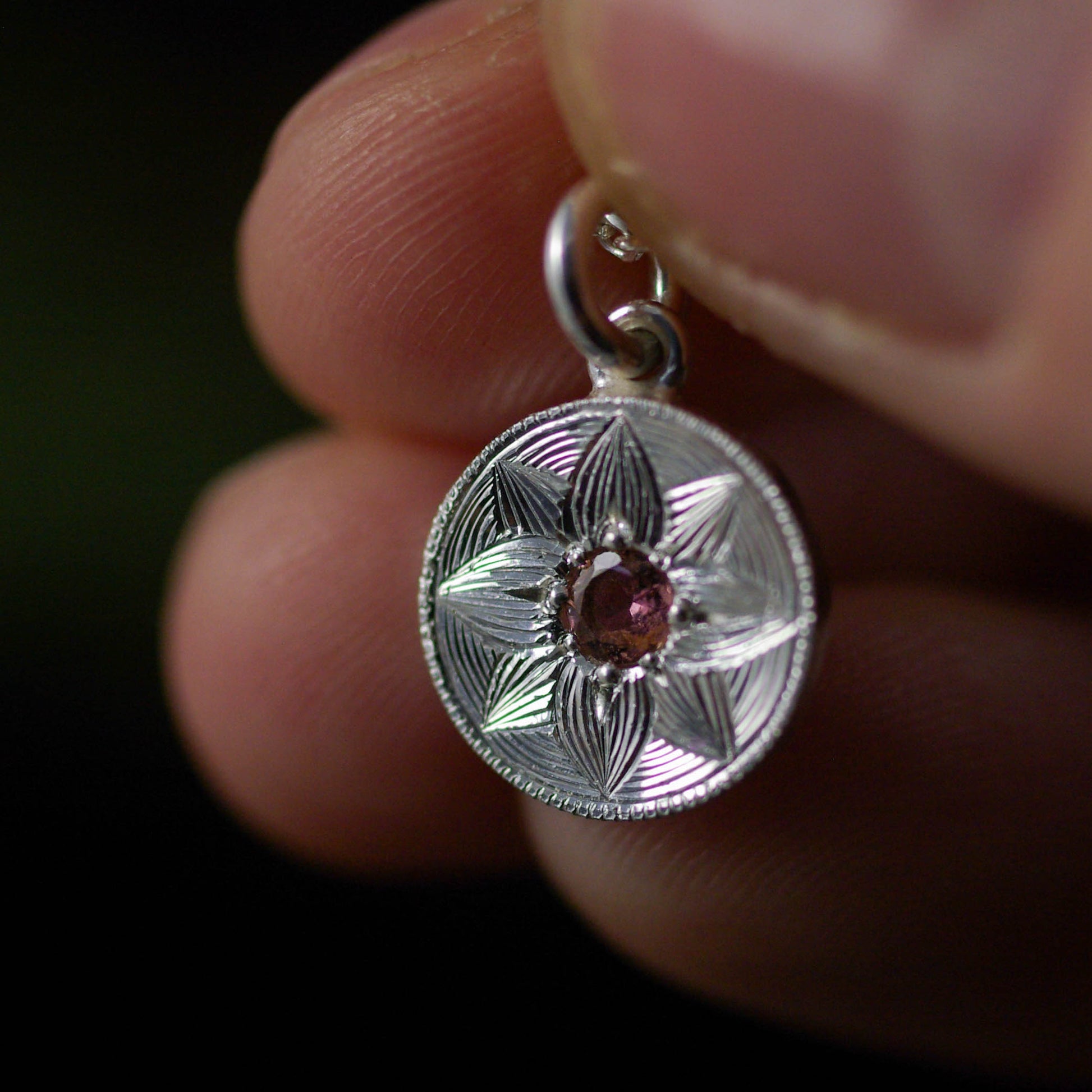 Pendentif argent 925 tourmaline rose gravure lotus - Judith Collet bijouterie